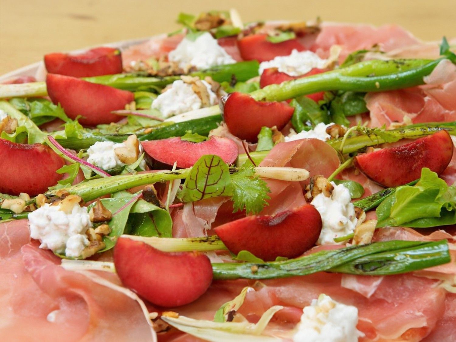 Salade met belgische ham, gemarineerde pruimen en cottage cheese