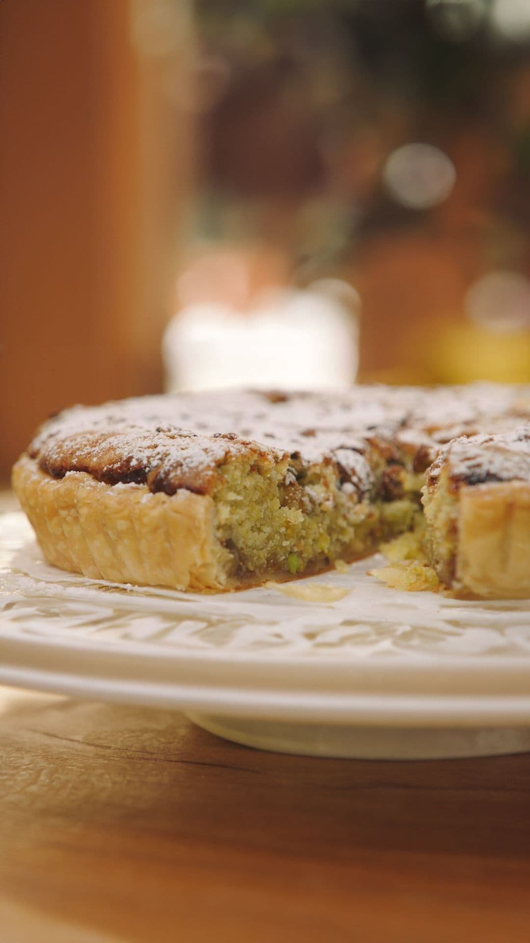 Frangipanetaart met pistache en rabarbercompote