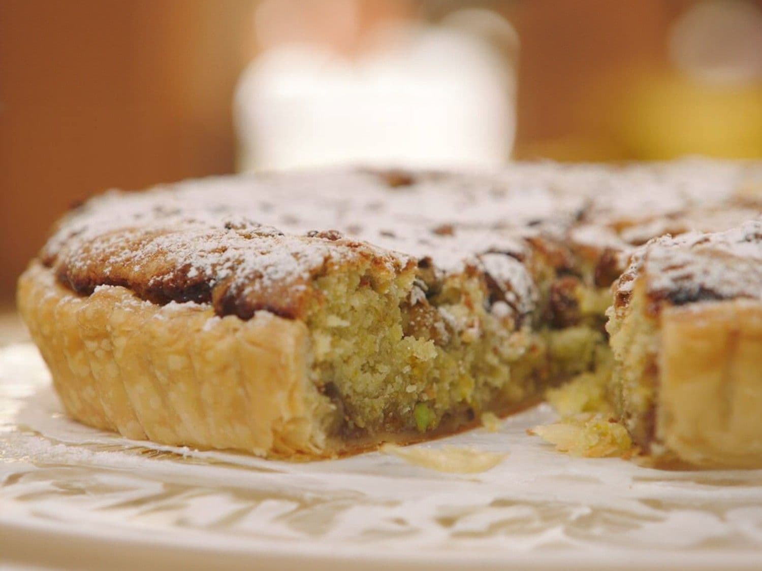 Frangipanetaart met pistache en rabarbercompote
