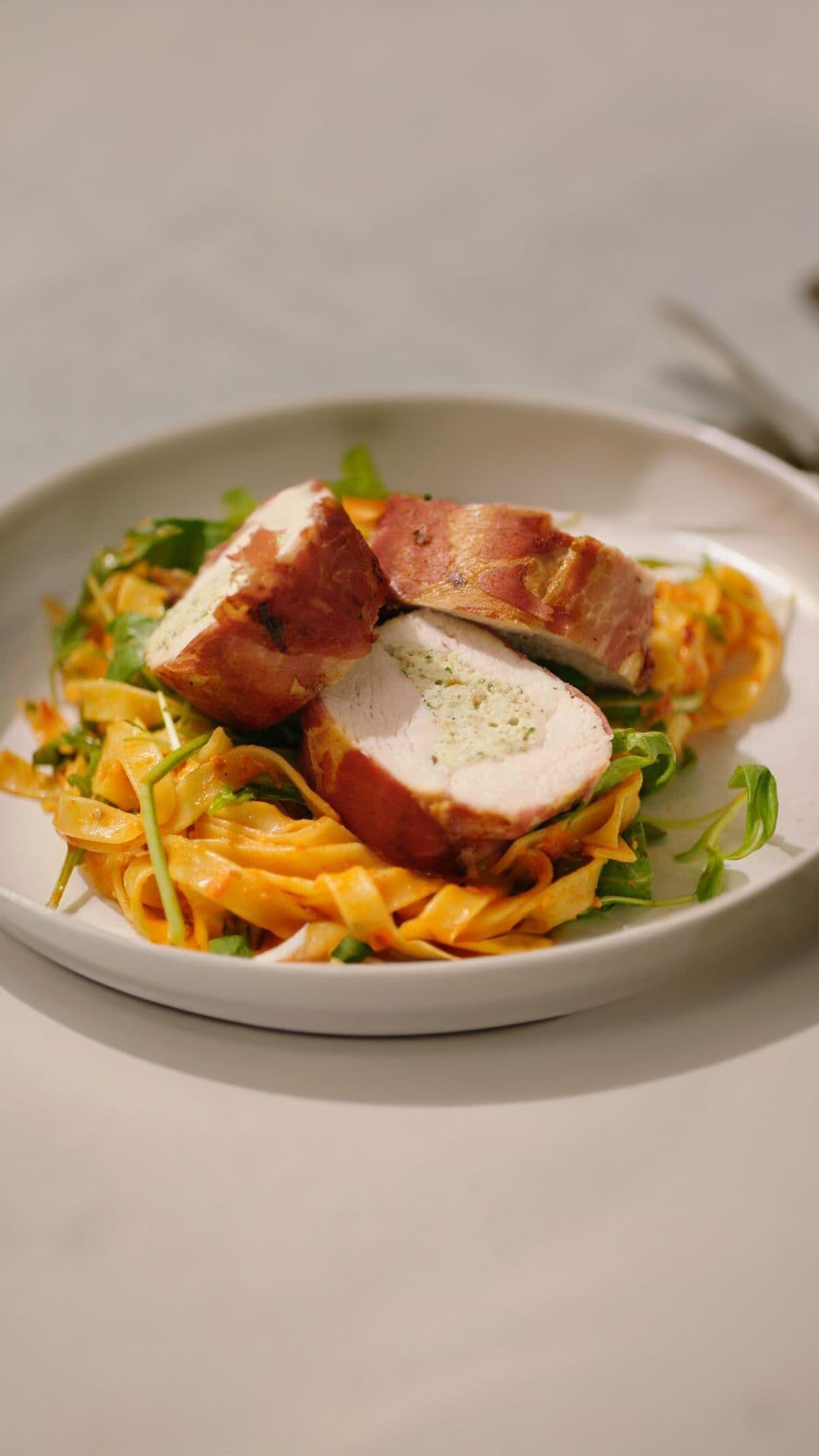 Gevulde kipfilet met rode pesto-pasta