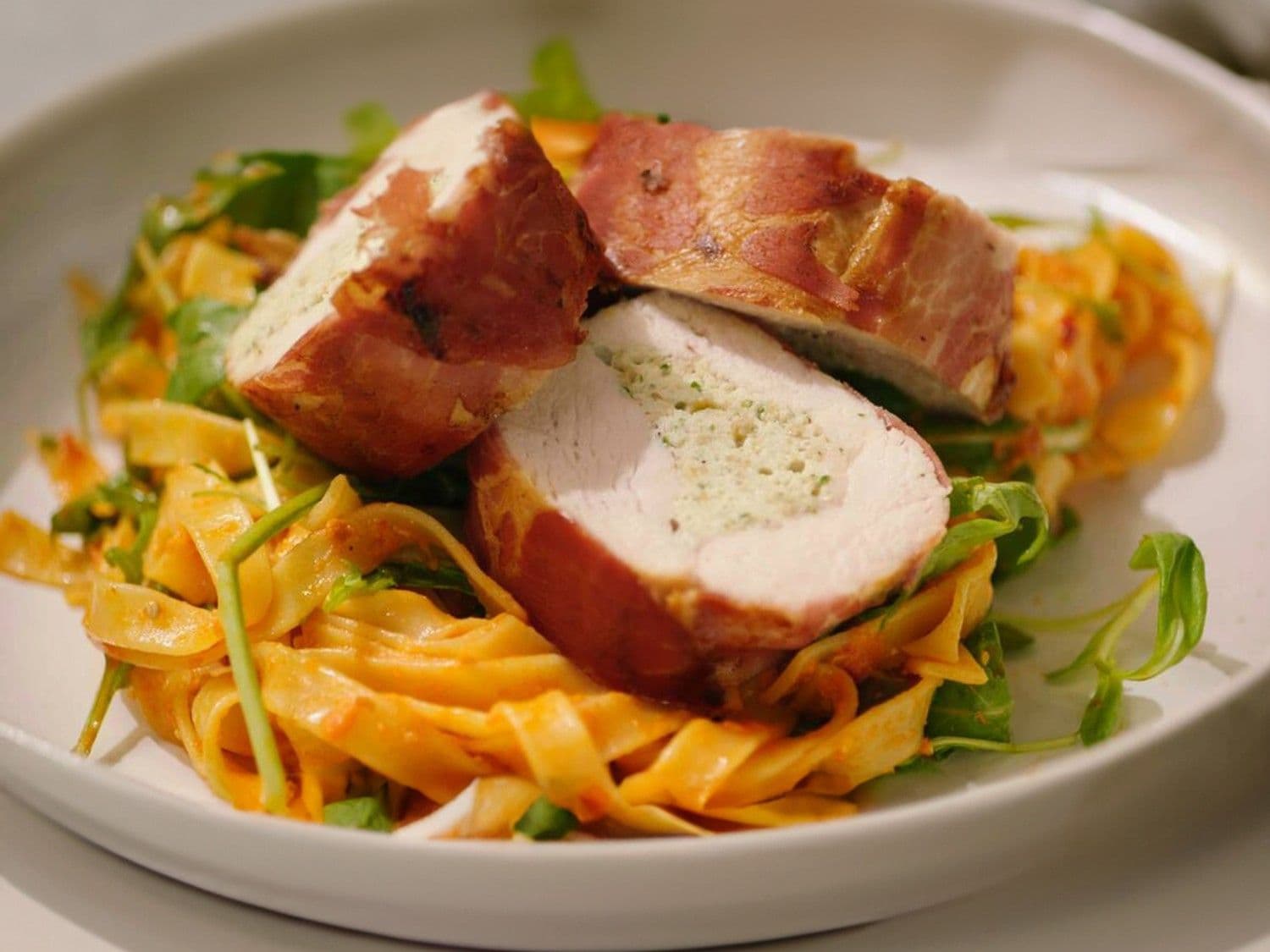 Gevulde kipfilet met rode pesto-pasta