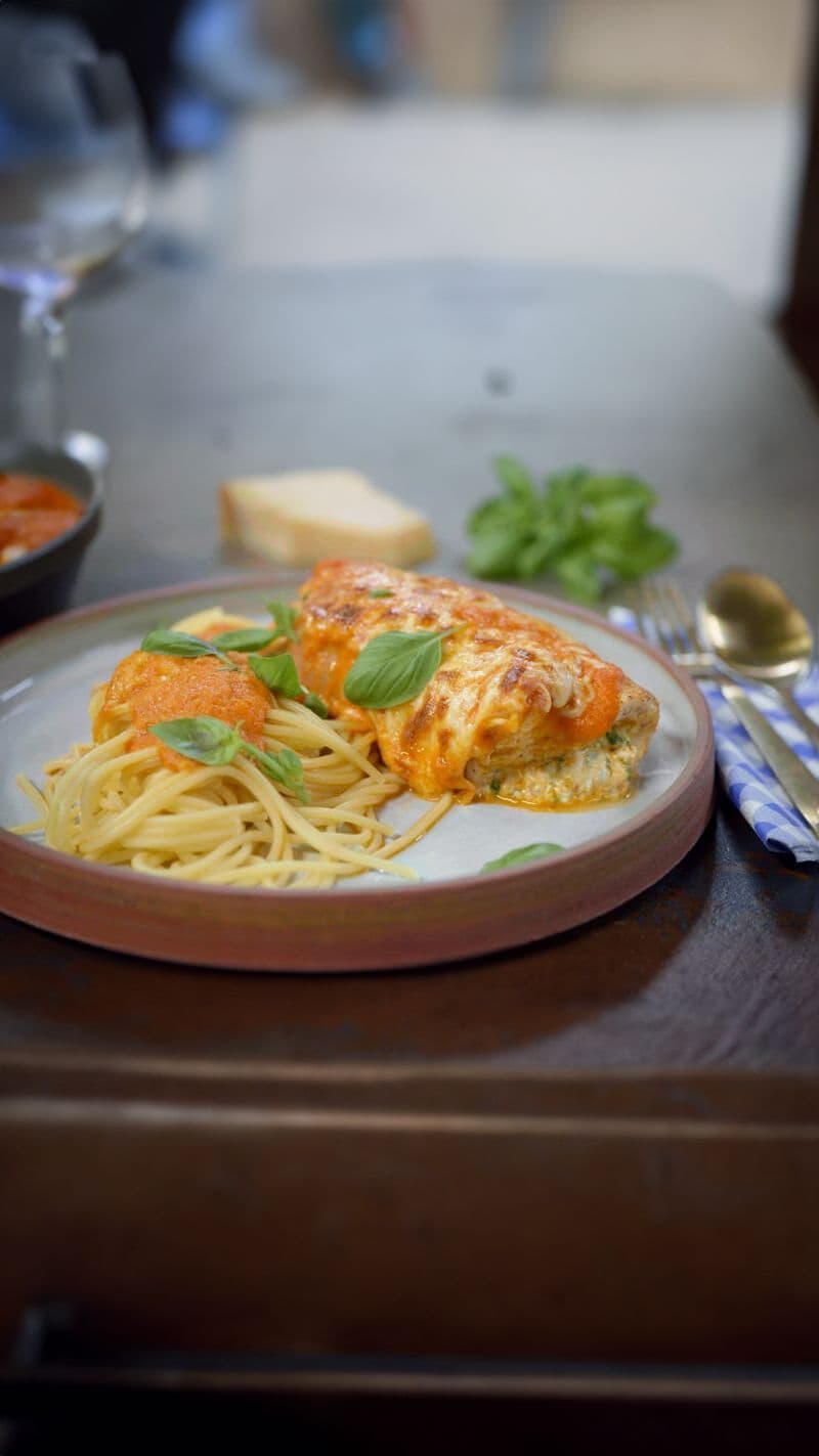 Gevulde kipfilet in tomatensaus met pasta