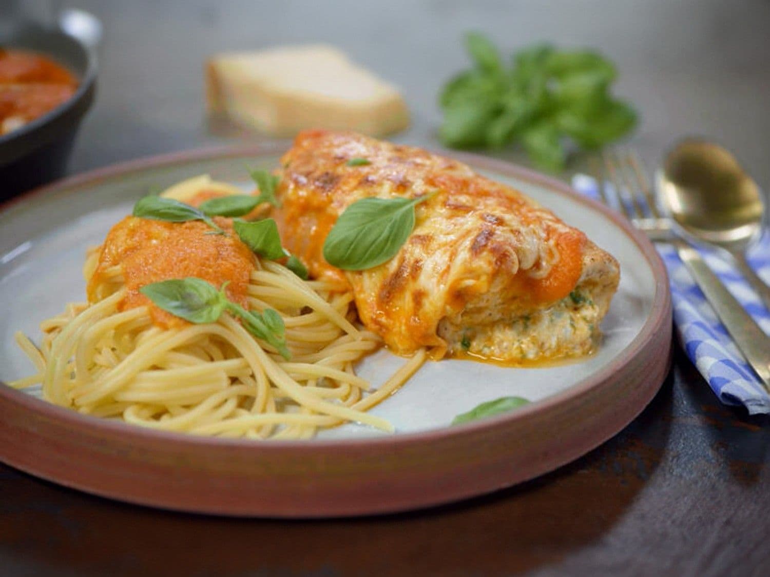 Gevulde kipfilet in tomatensaus met pasta