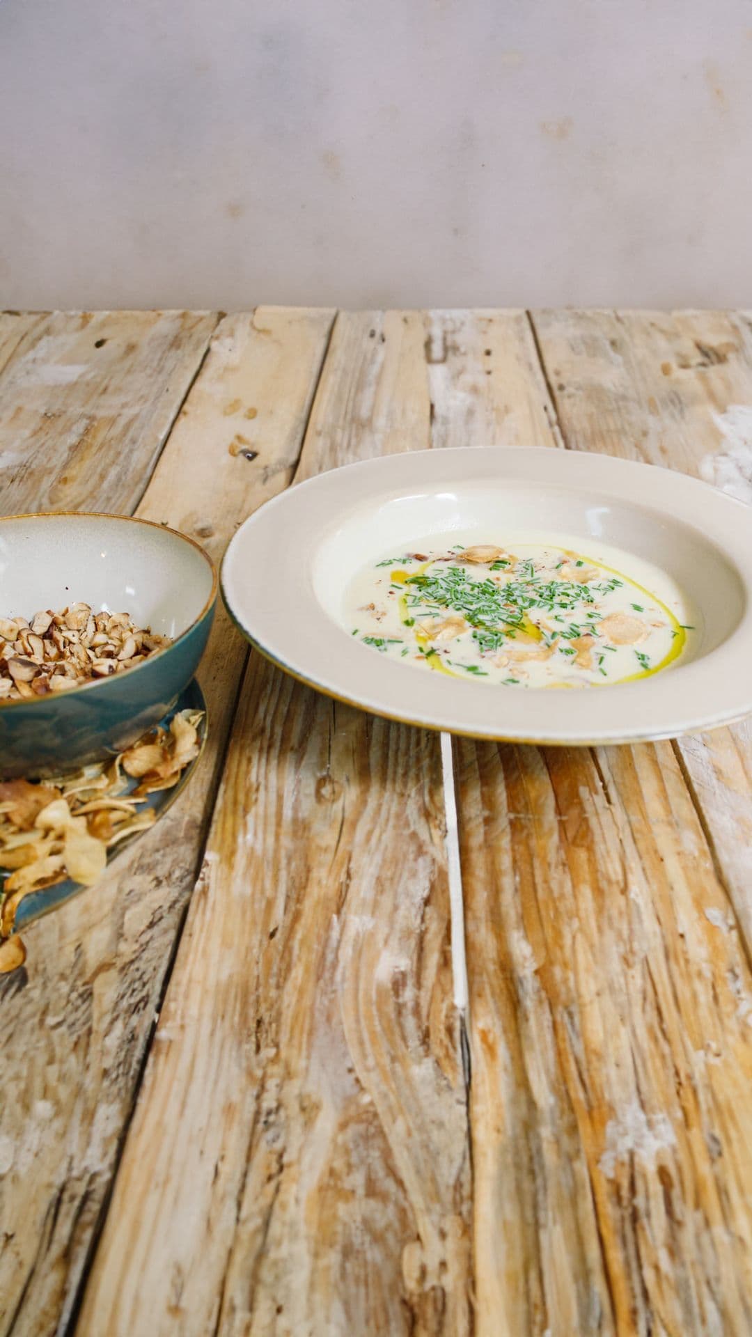 Knolseldersoep met geroosterde hazelnoten en lookchips