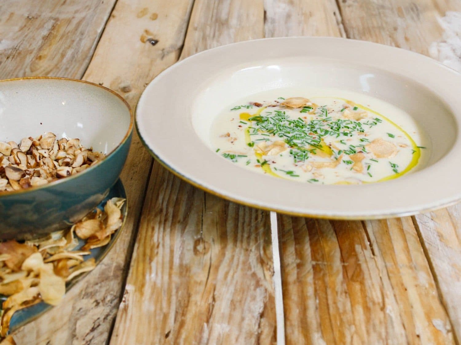 Knolseldersoep met geroosterde hazelnoten en lookchips