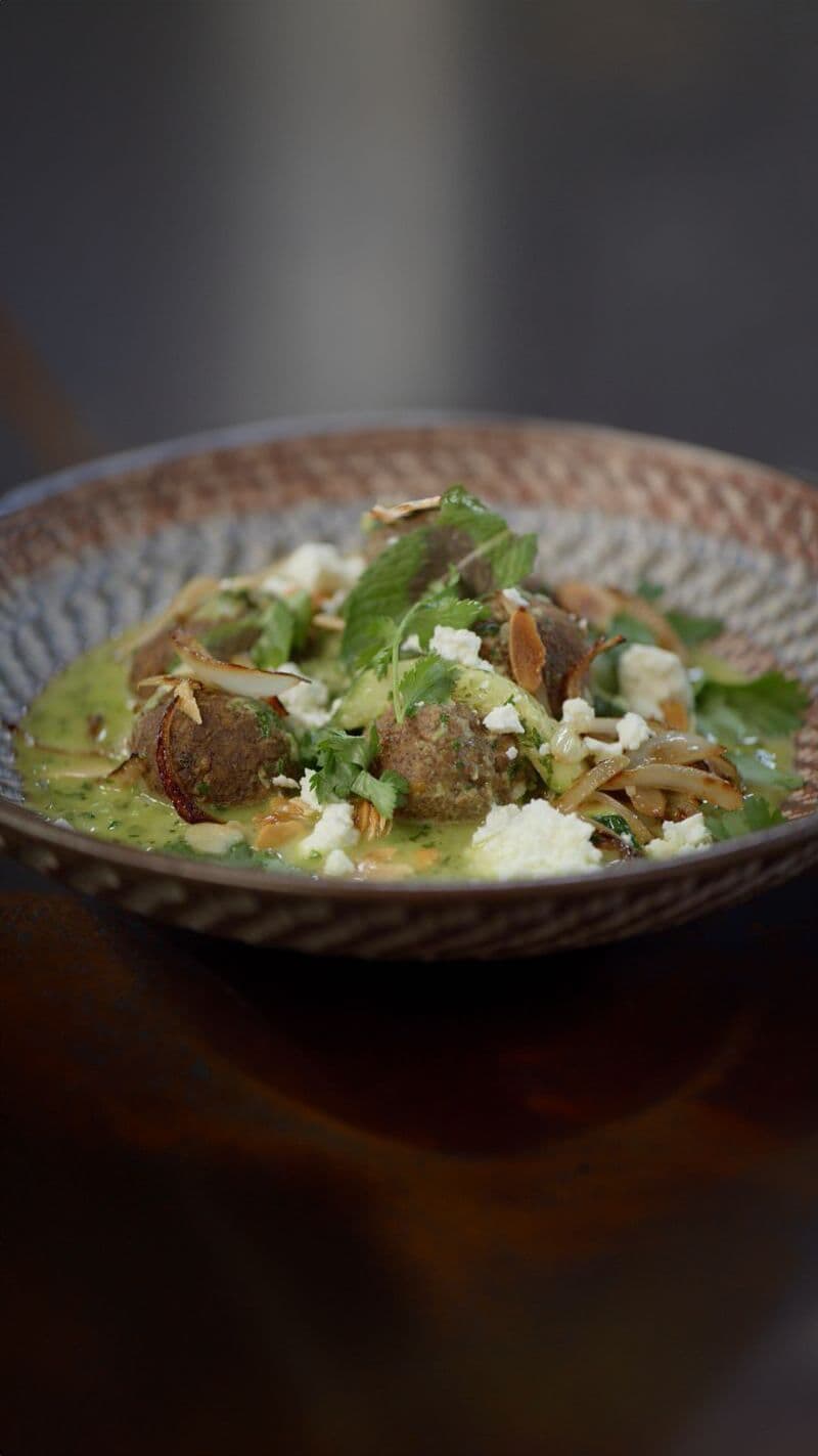 Linzenballetjes 'hara masala' met courgette en naan
