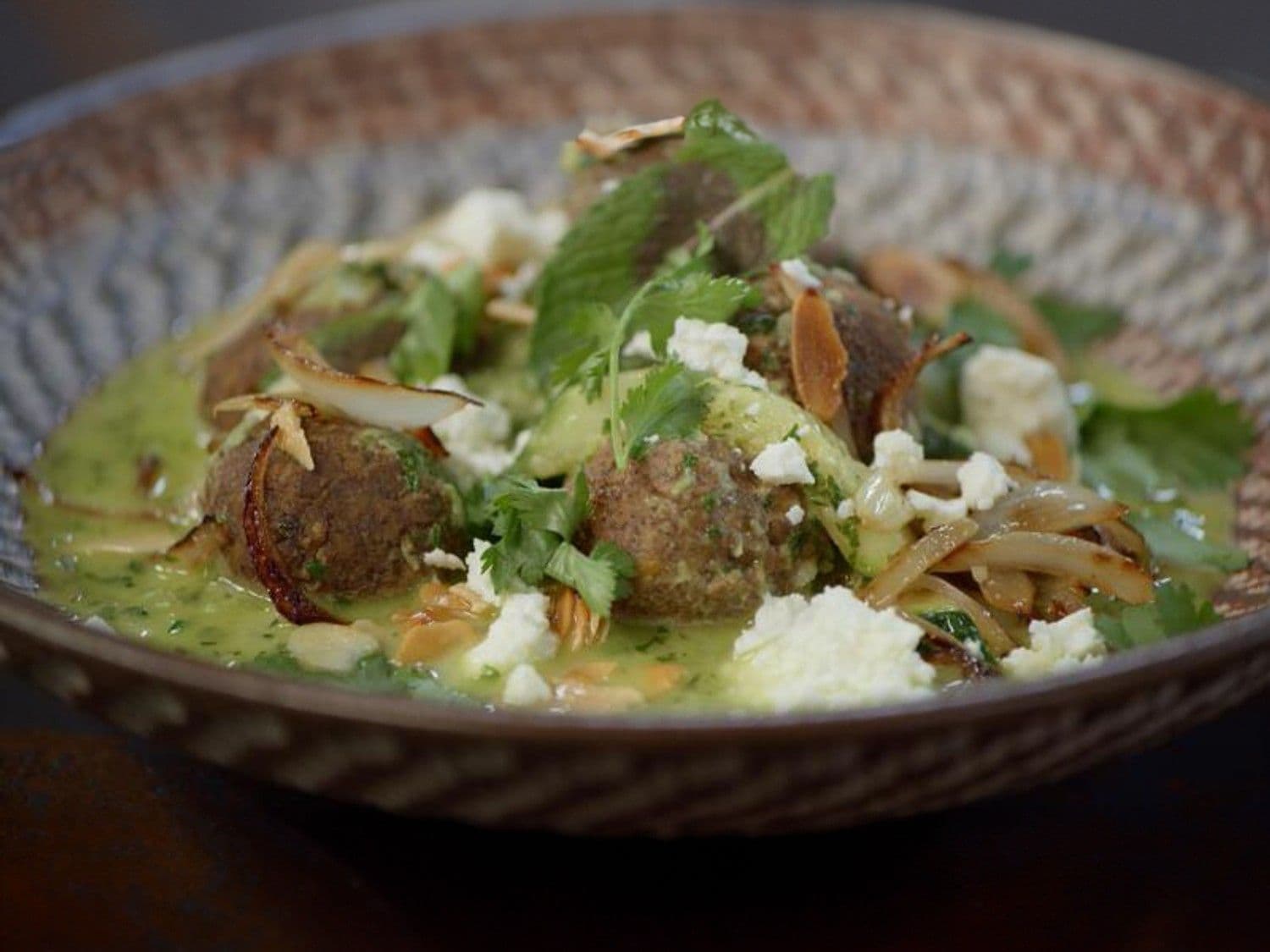 Linzenballetjes 'hara masala' met courgette en naan