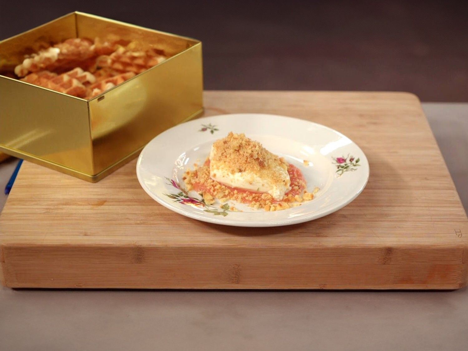 Plattekaasmousse met limoen, rabarbercompote en wafelkruimels