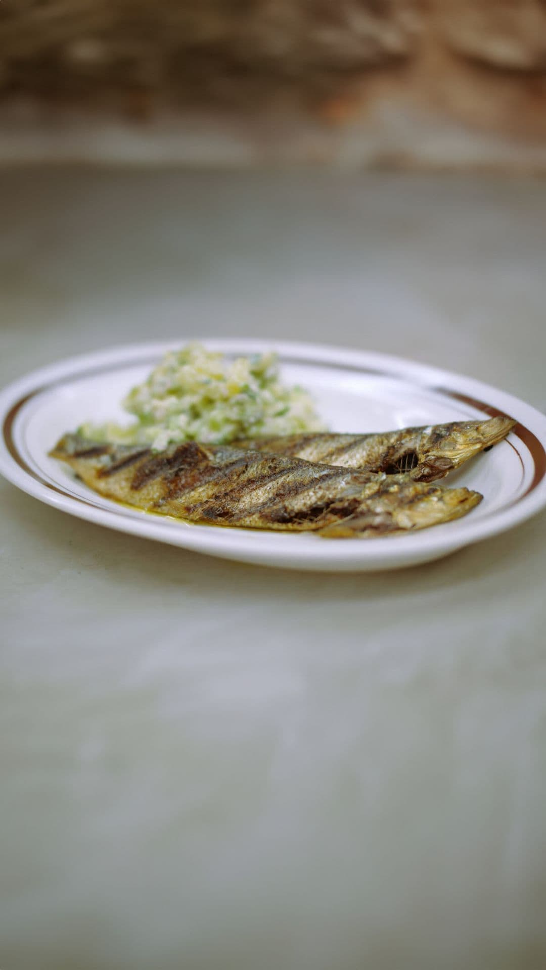 Gegrilde haringen met appel-komkommersla