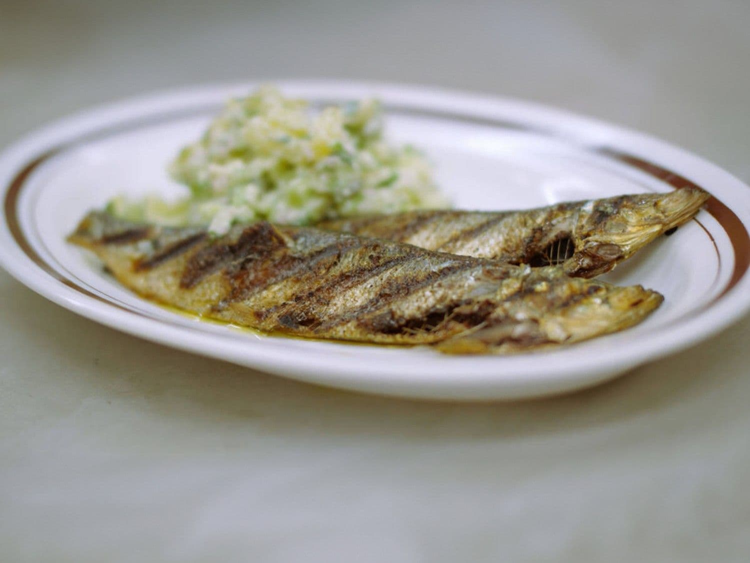 Gegrilde haringen met appel-komkommersla