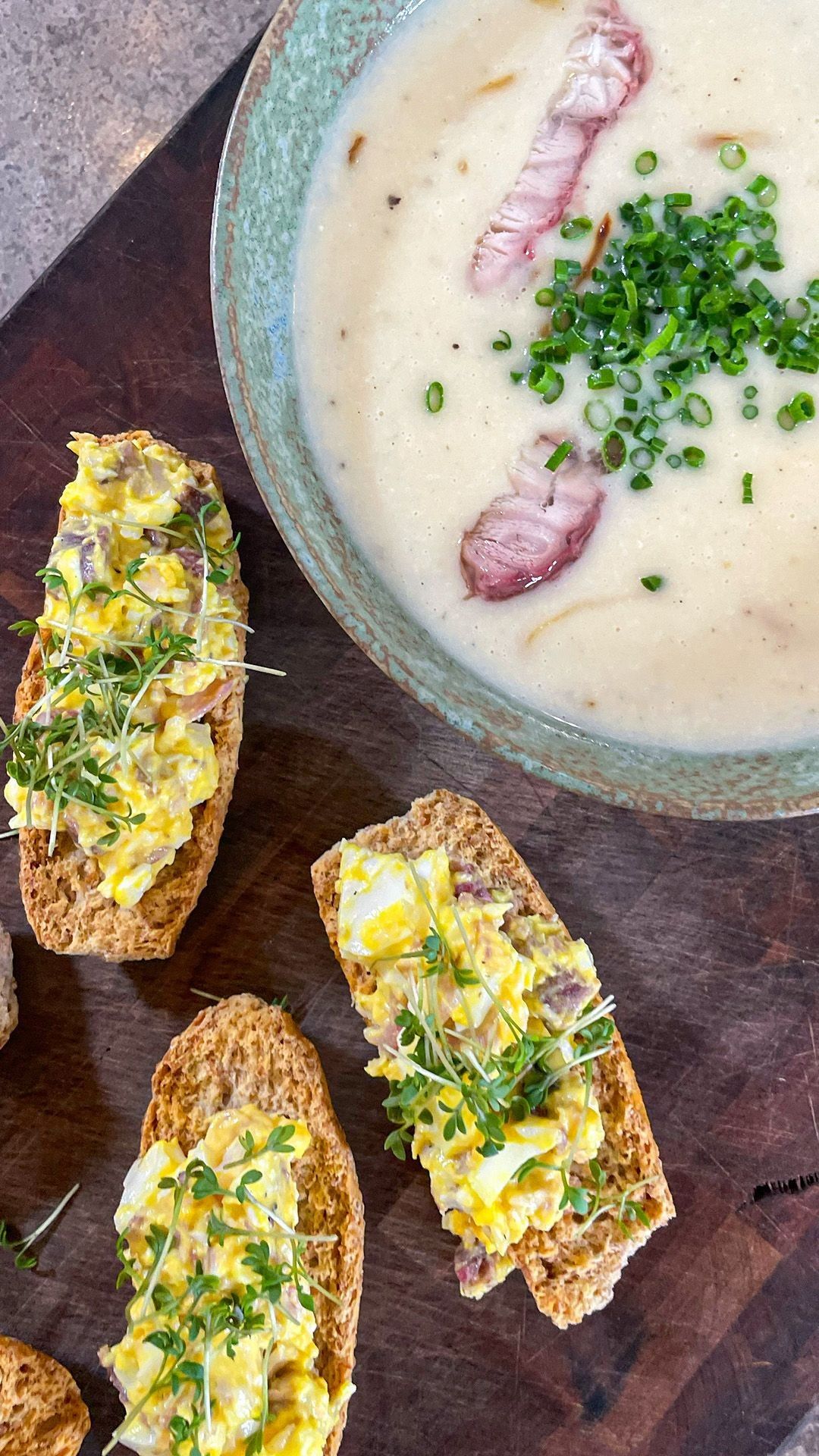 Aardappelsoep met kaviaar van kabeljauw en toast met gerookte paling en ei