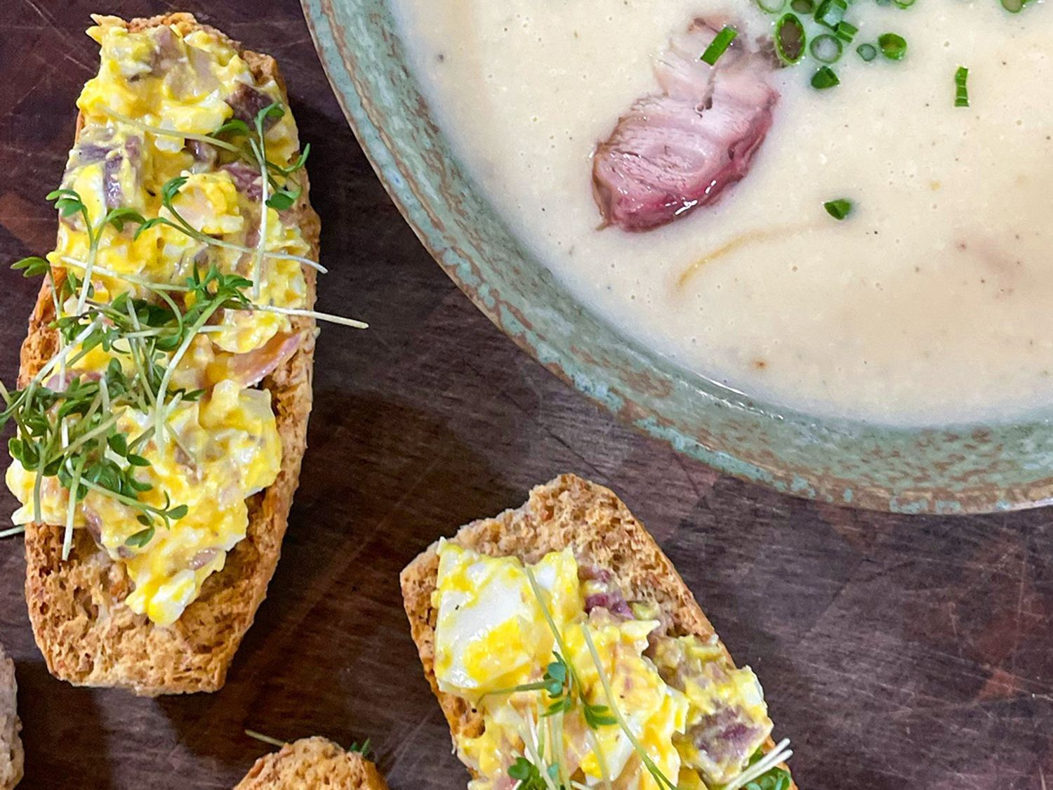 Aardappelsoep met kaviaar van kabeljauw en toast met gerookte paling en ei