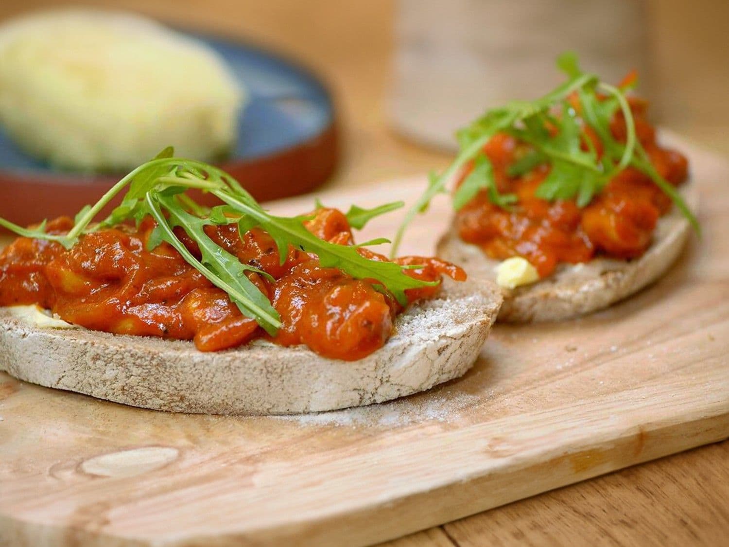 Zuurdesemtoast met champignons à la grecque en verse boter