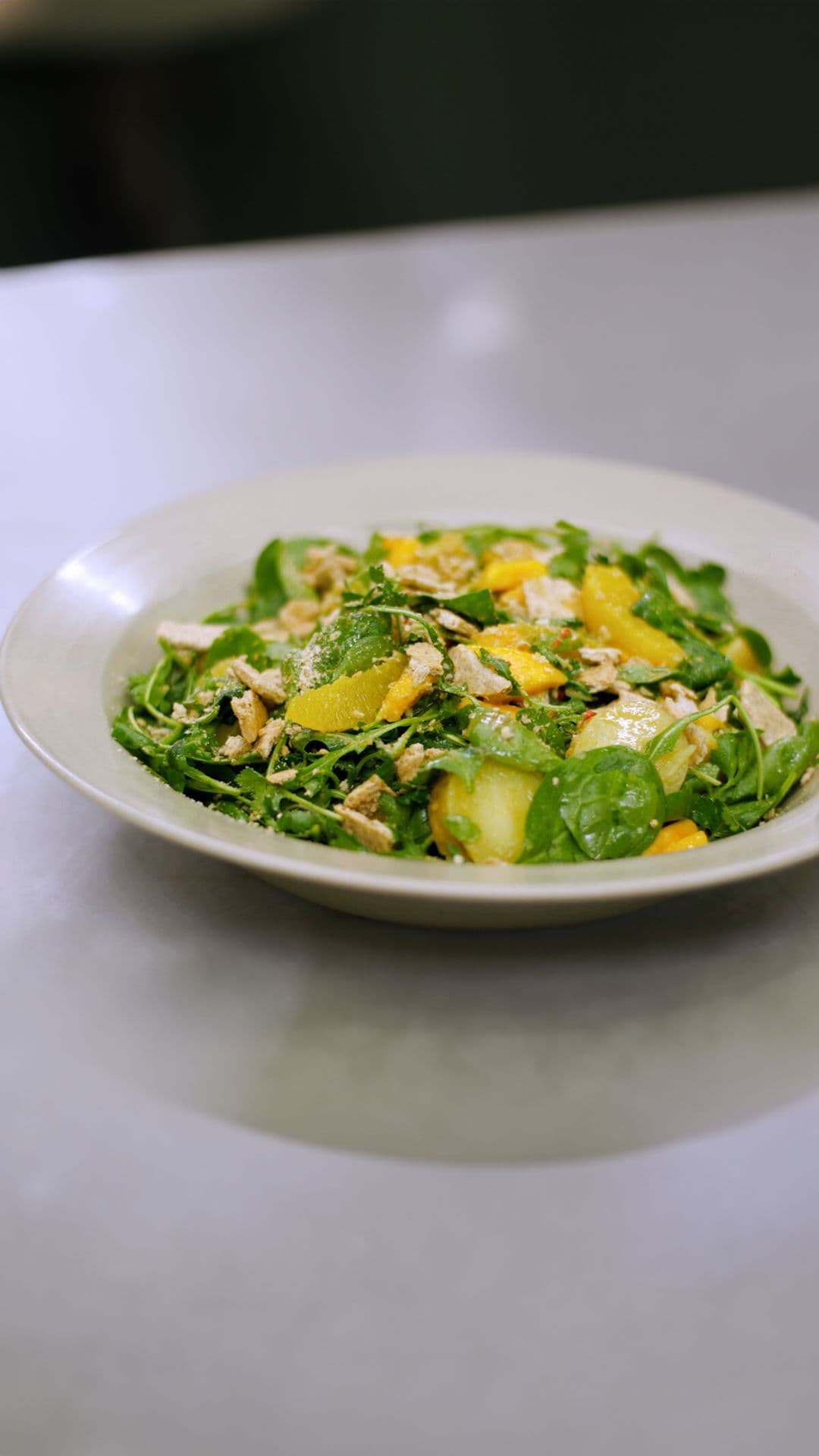Lentesla met aardappel, sinaasappel en mango