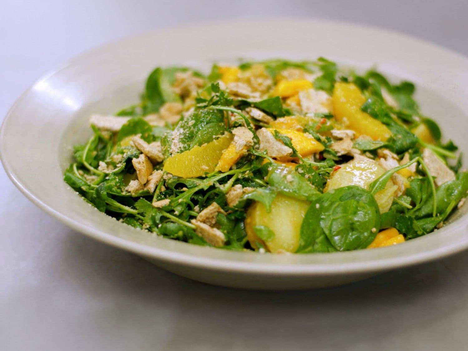 Lentesla met aardappel, sinaasappel en mango
