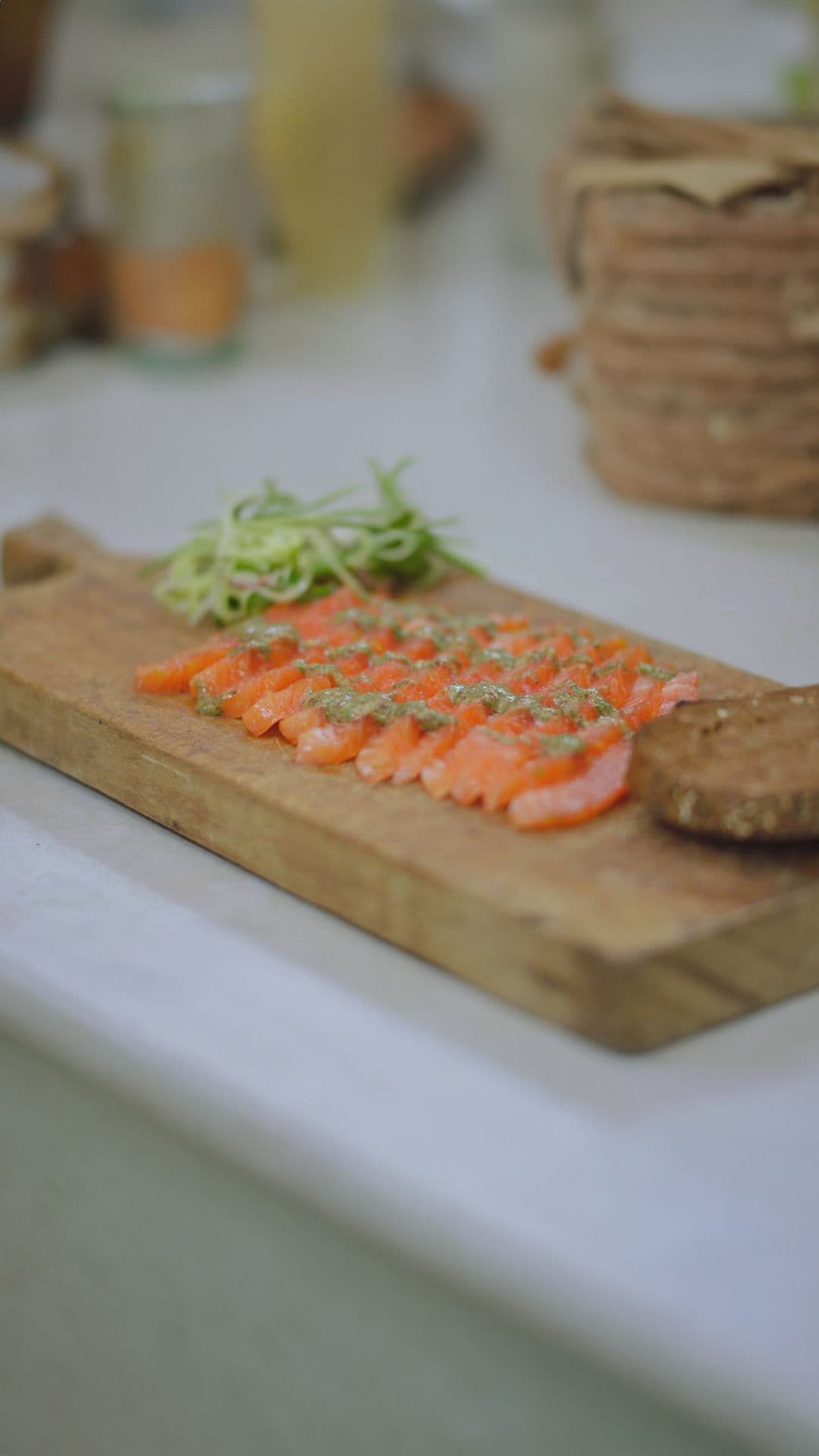 Citrus 'gravad lax' met komkommersalade en toast van bruin brood