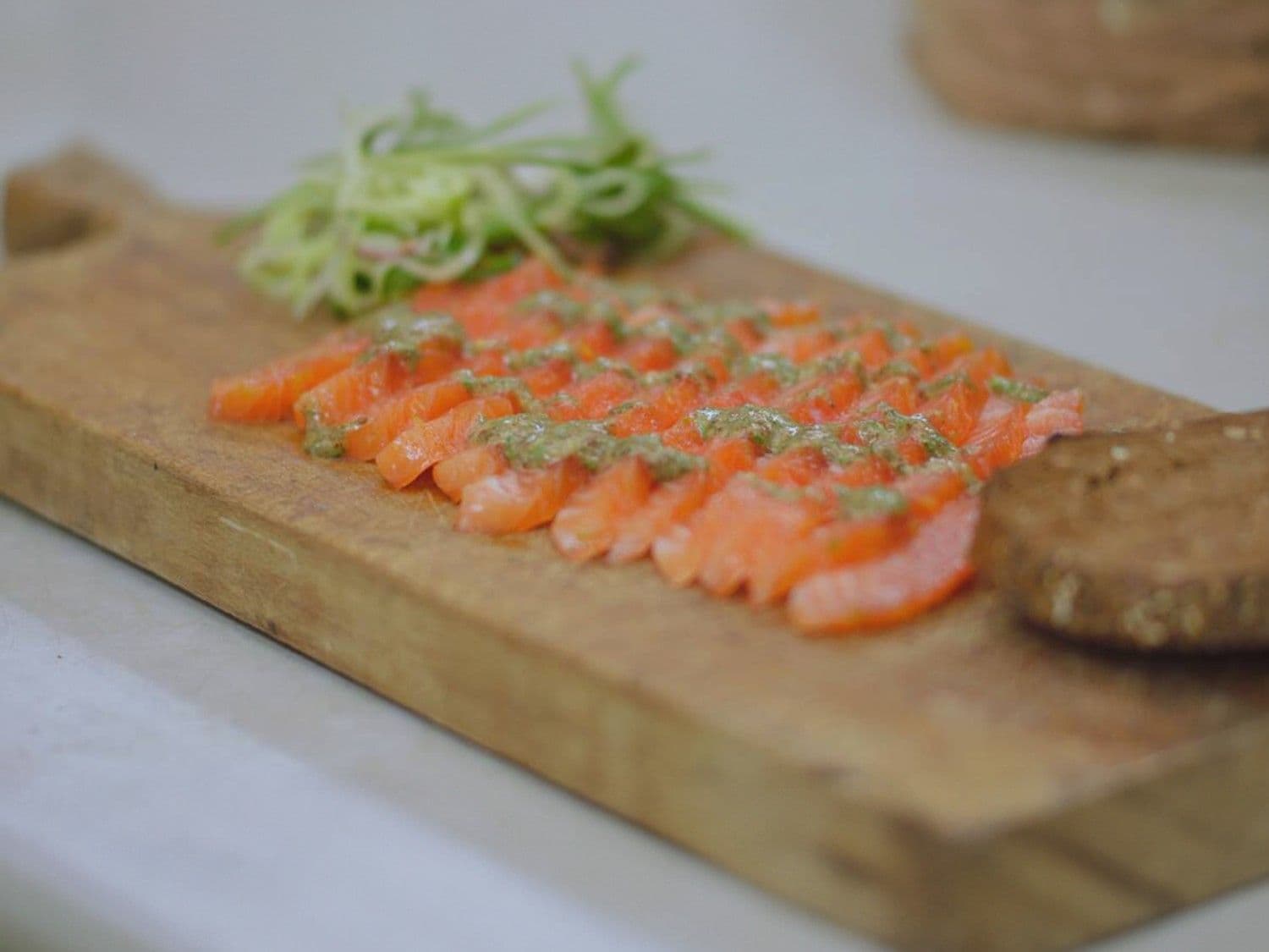 Citrus 'gravad lax' met komkommersalade en toast van bruin brood