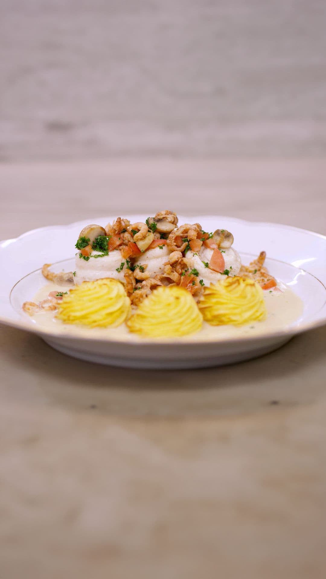 Zeetongrolletjes à la Dugléré met pommes duchesse