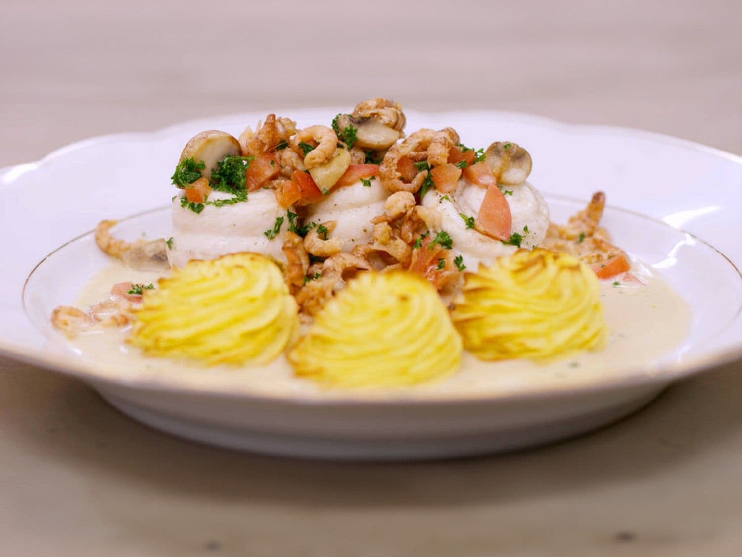 Zeetongrolletjes à la Dugléré met pommes duchesse