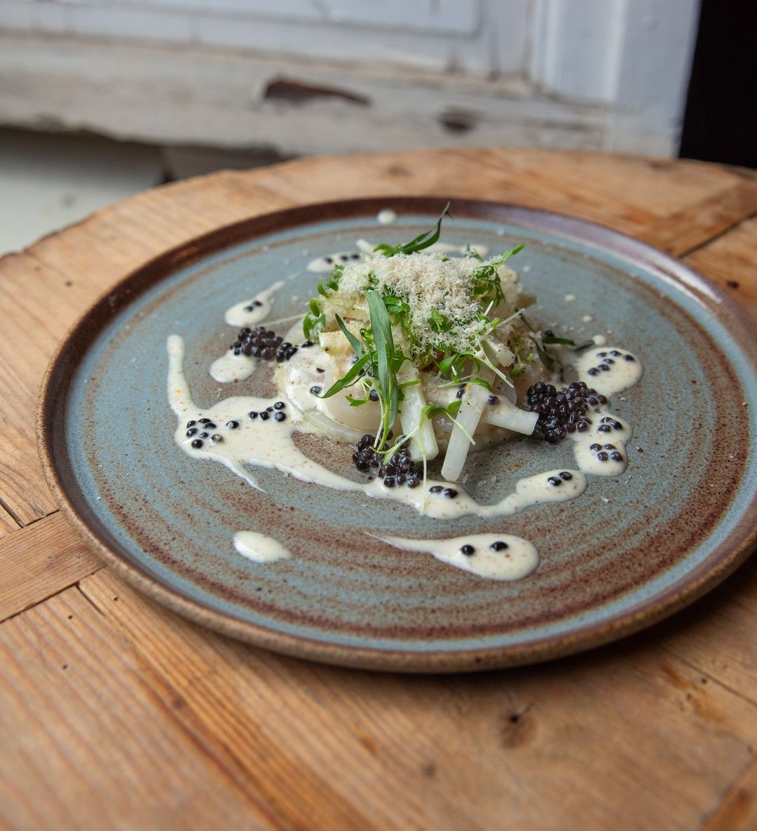 Carpaccio van coquilles met knolselder en vinaigrette met haringeitjes