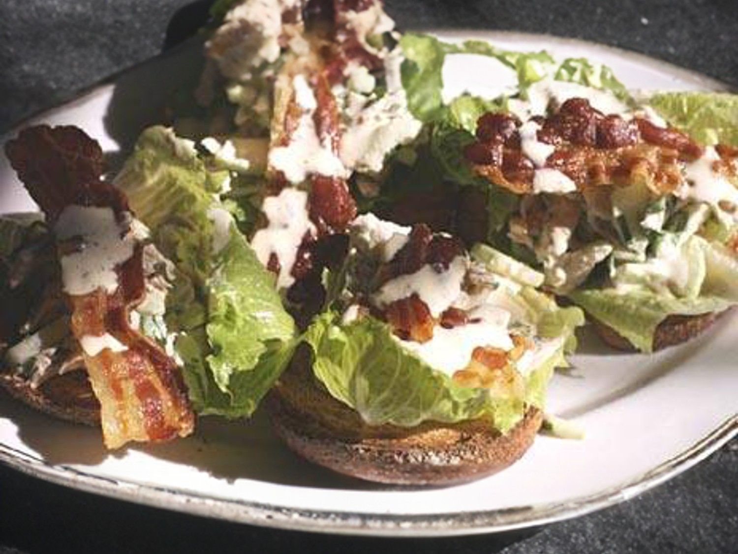 Sandwich van kip, bacon, Romeinse sla en komkommer
