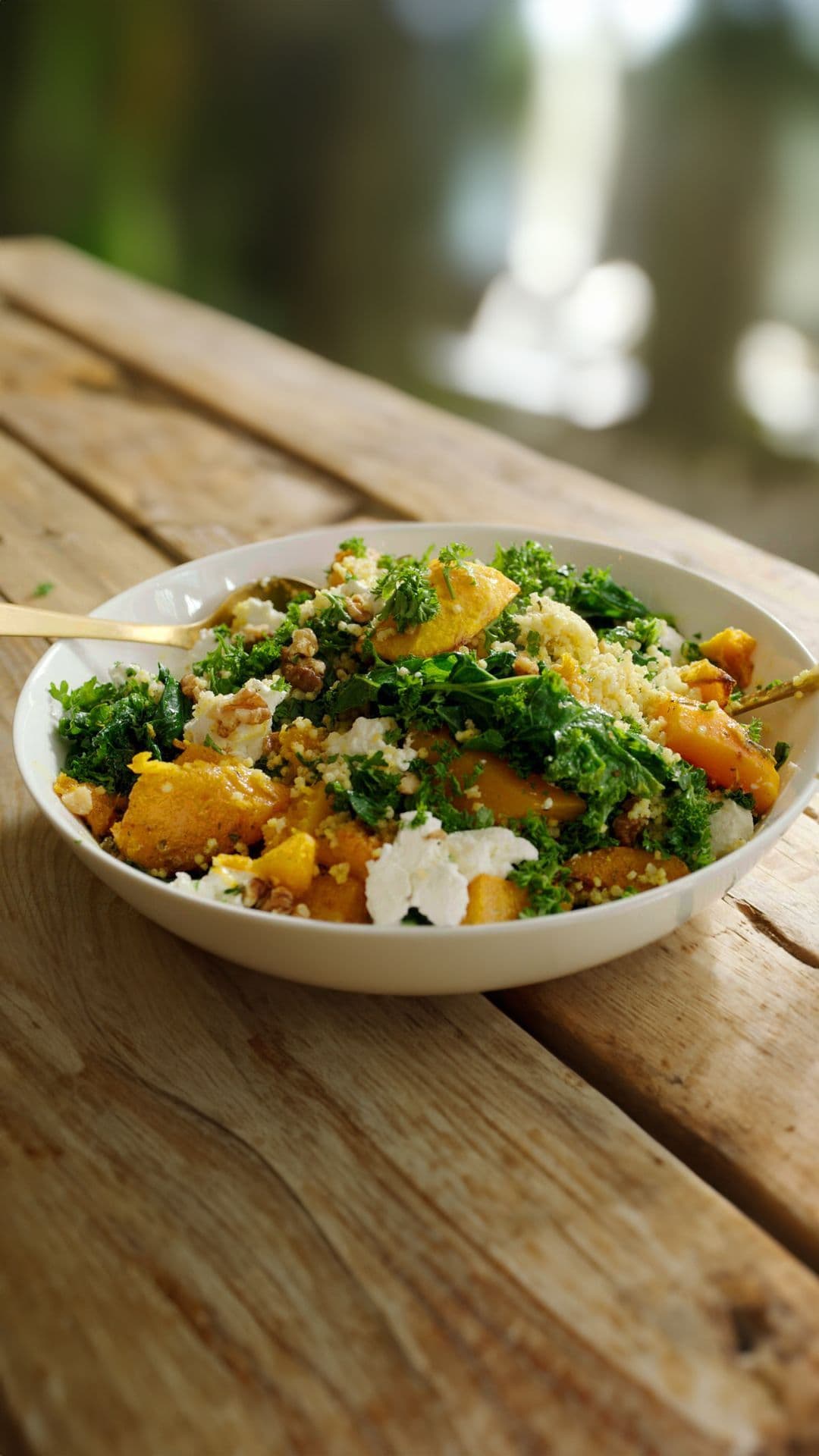Salade met pompoen, boerenkool, geitenkaas en gierst