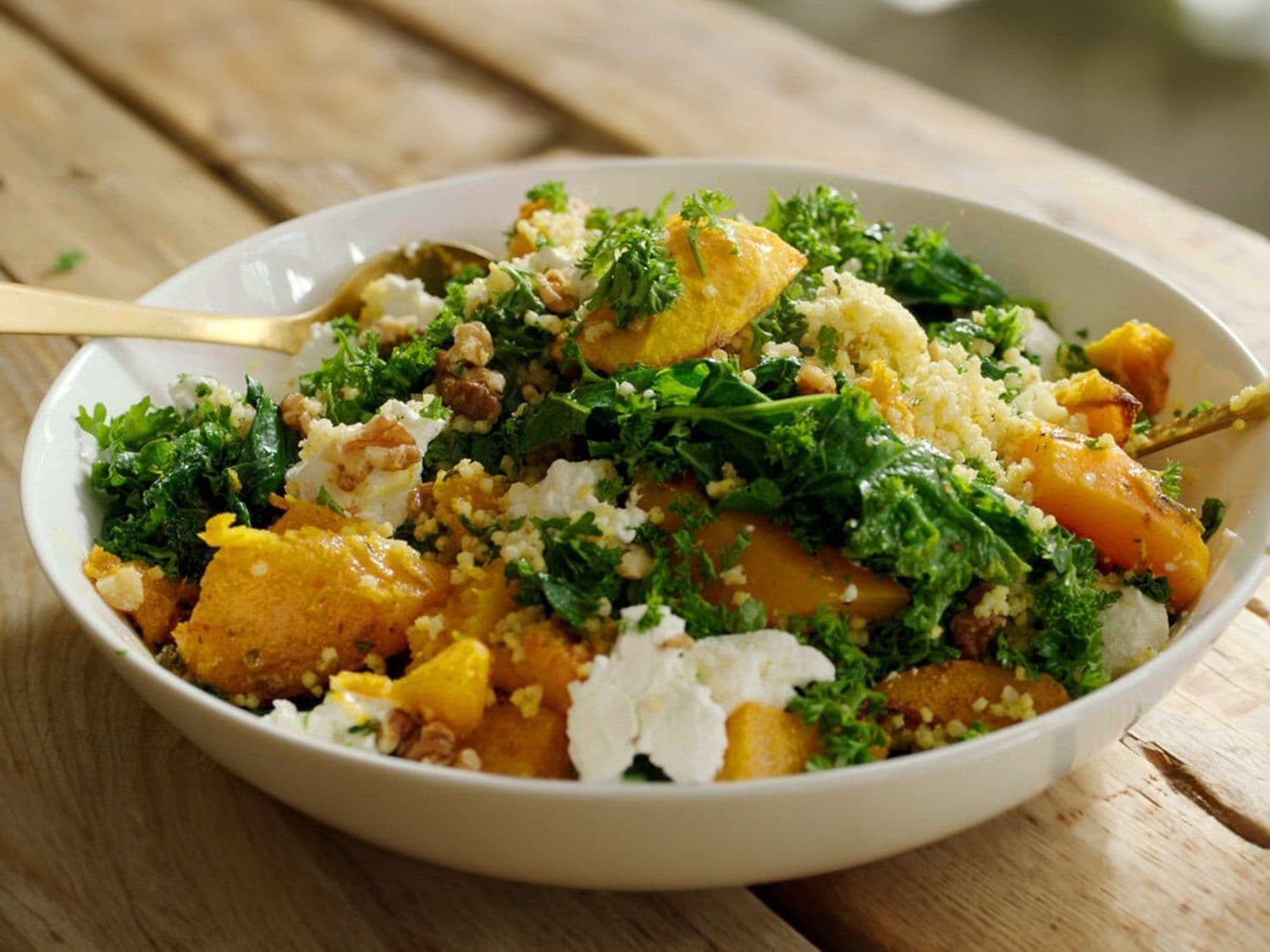 Salade met pompoen, boerenkool, geitenkaas en gierst