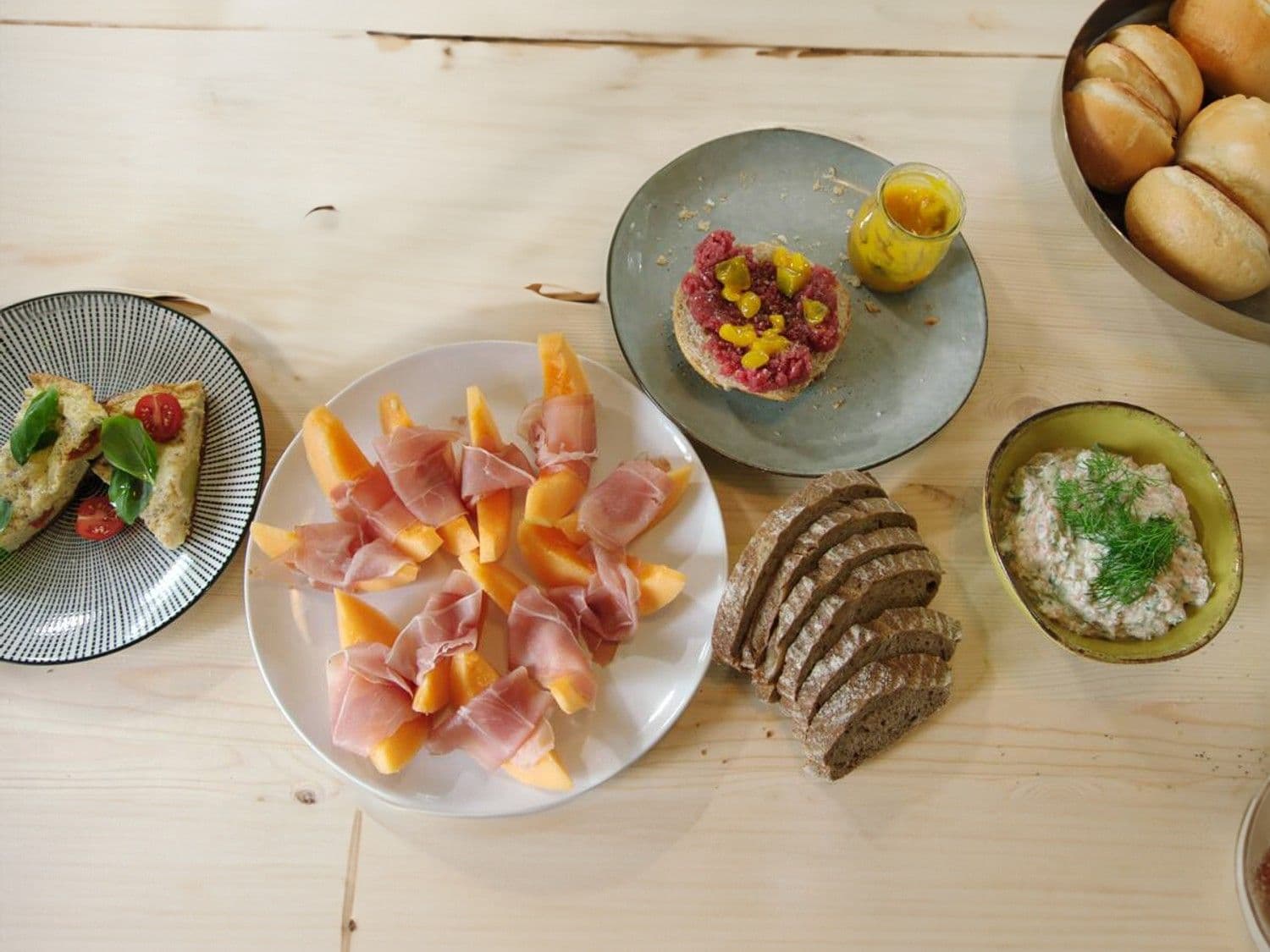 Salade van gerookte zalm en frittata met mozzarella en tomaat