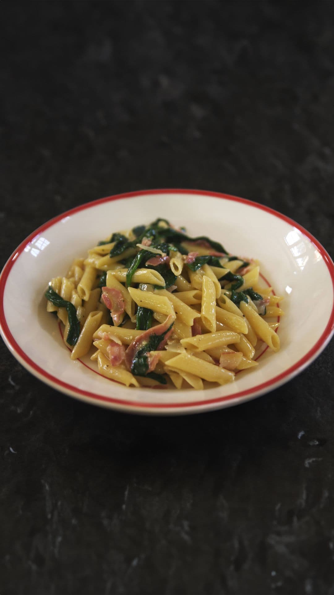 Penne met spinazie en pancetta