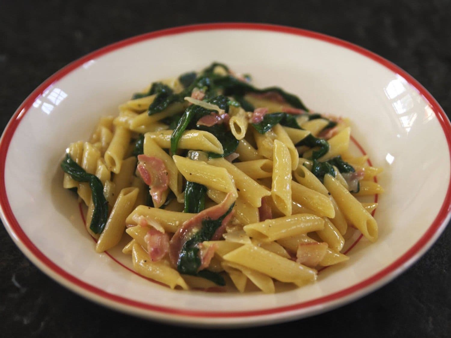 Penne met spinazie en pancetta