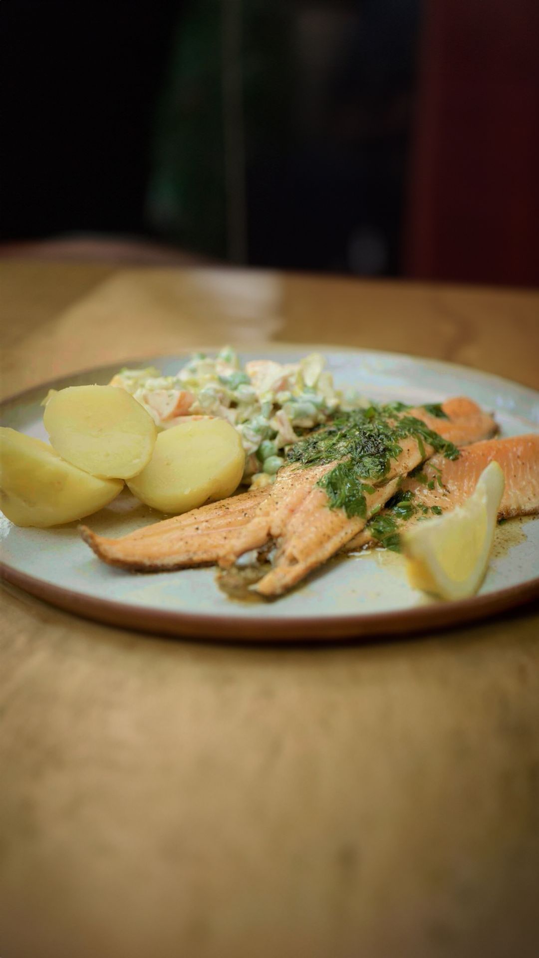 Regenboogforel met groentetartaar, ei en gekookte aardappelen