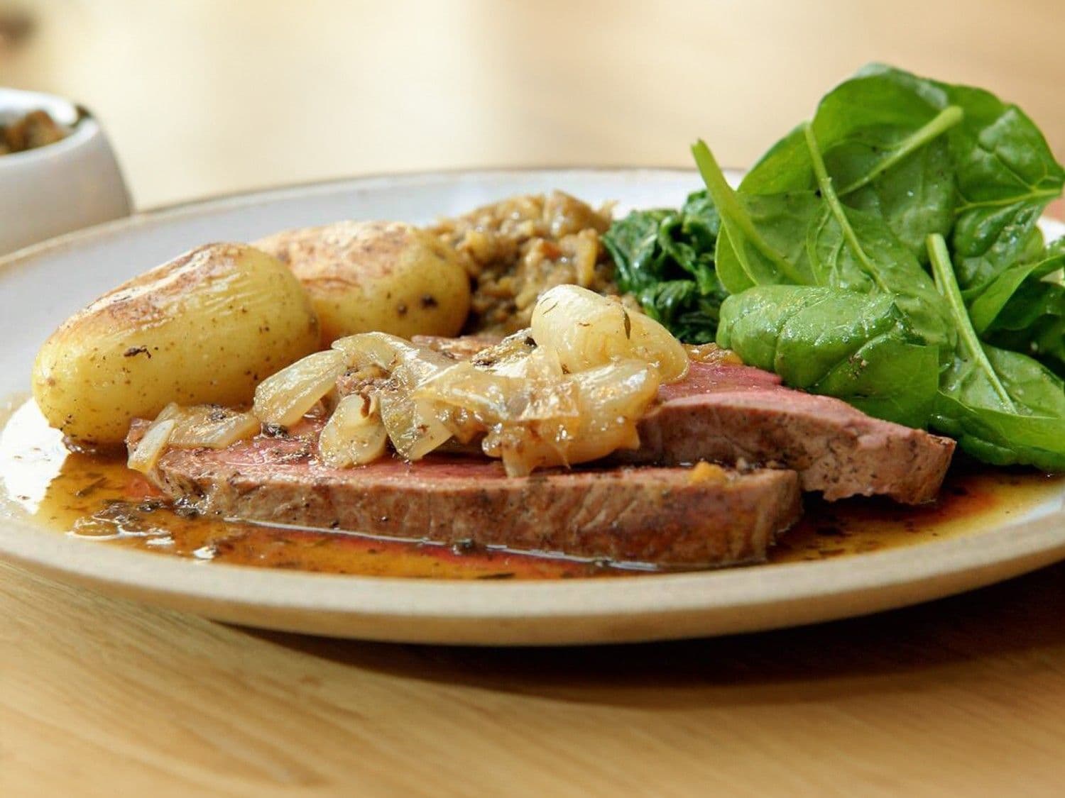 Rosbief met gekaramelliseerde sjalotten, aubergine en gebakken aardappel