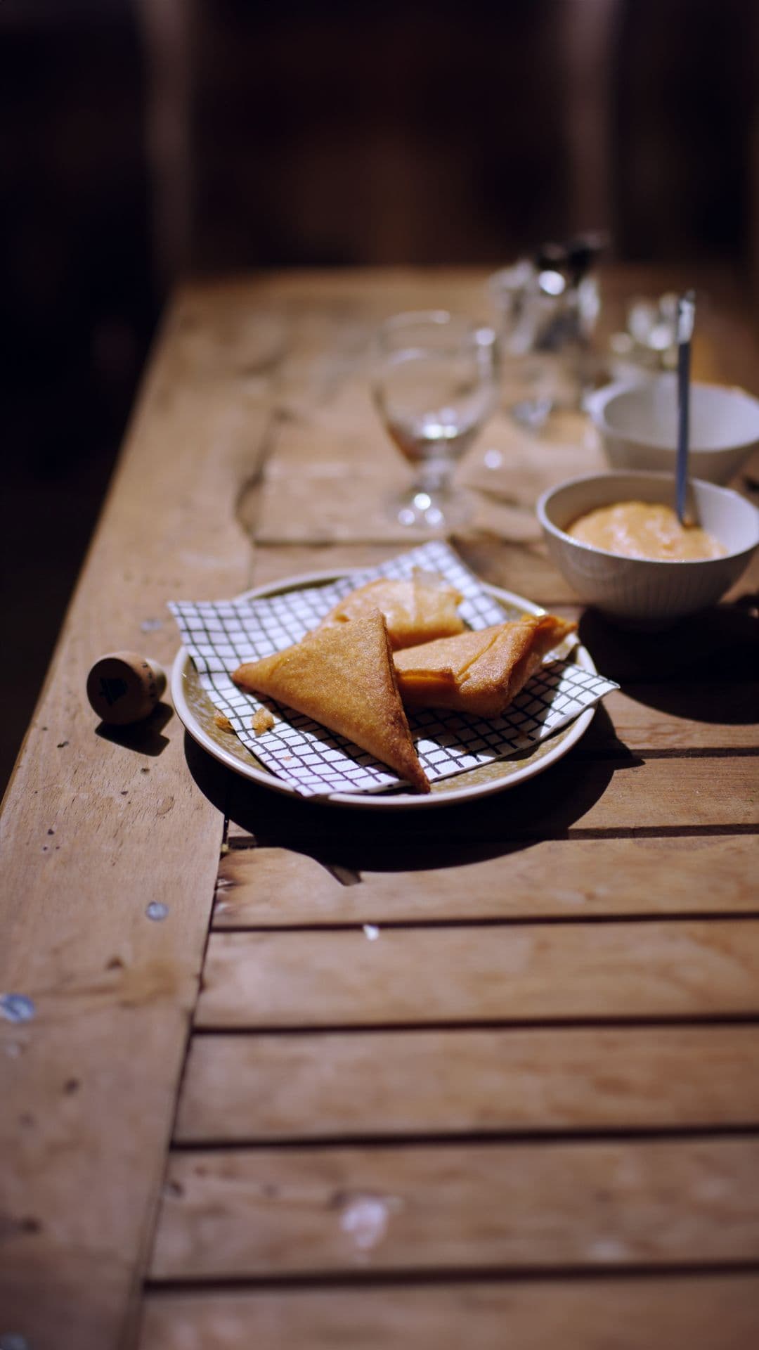 Samosa en agrum-gin cocktail