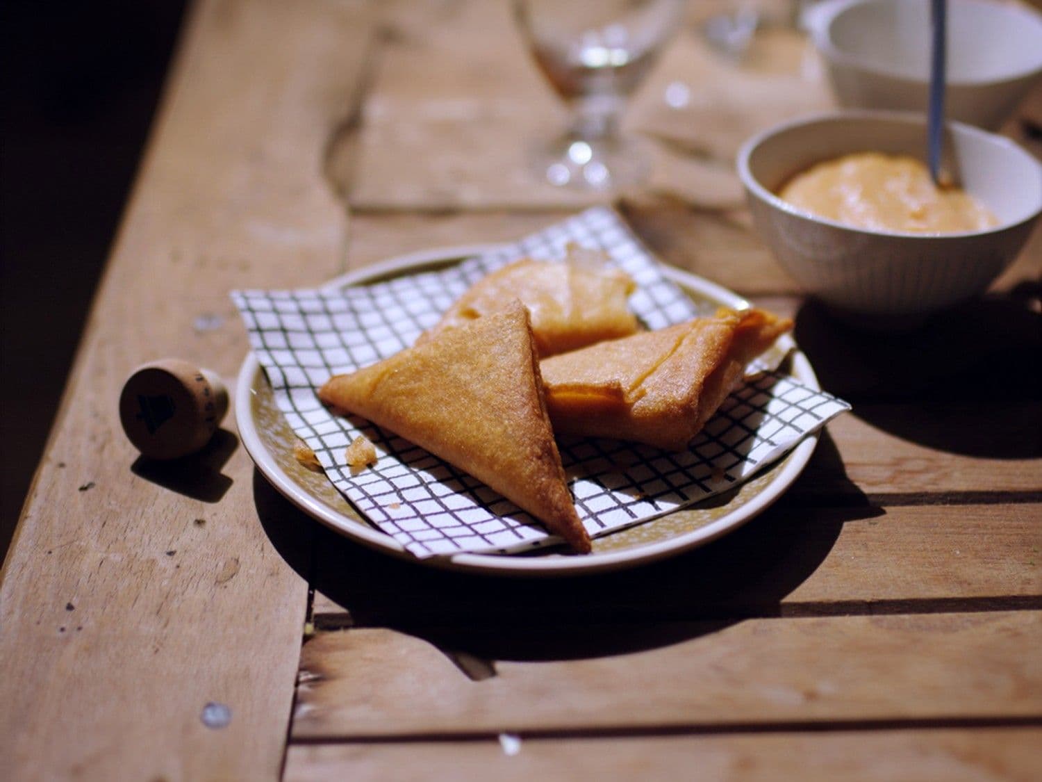 Samosa en agrum-gin cocktail