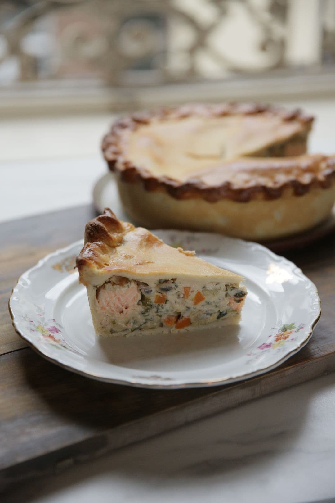 Fish pie met zalm, champignons en kaassaus