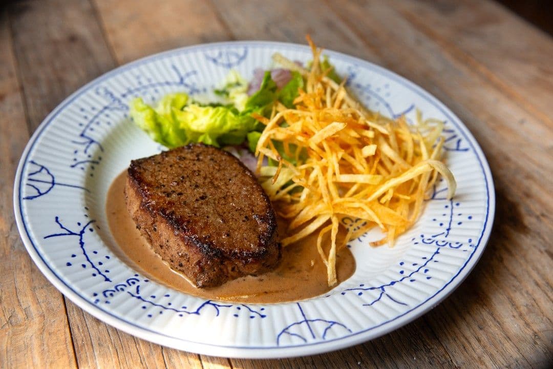 Steak met roquefortsaus en frietjes