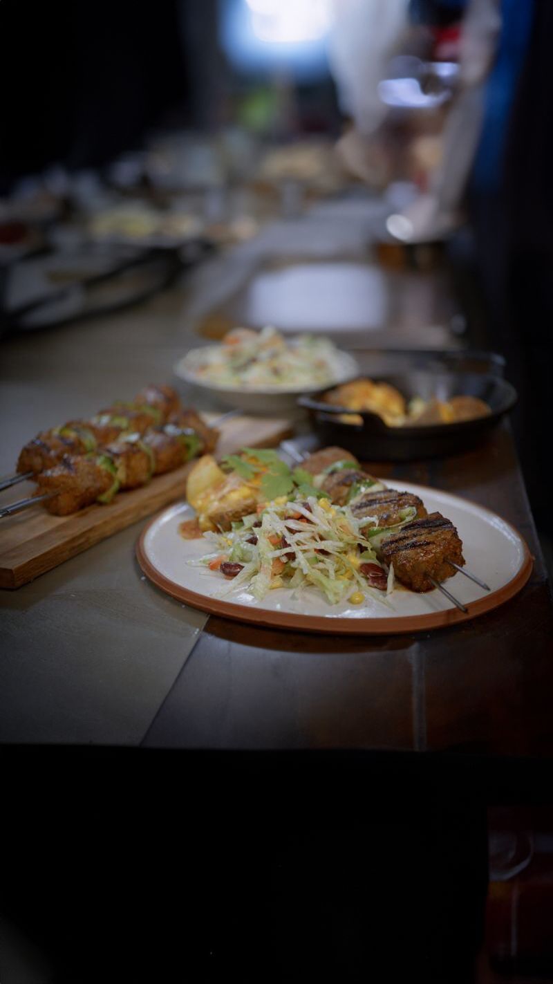 Tex-mex rundsbrochette met gevulde aardappel en Mexicaanse salade