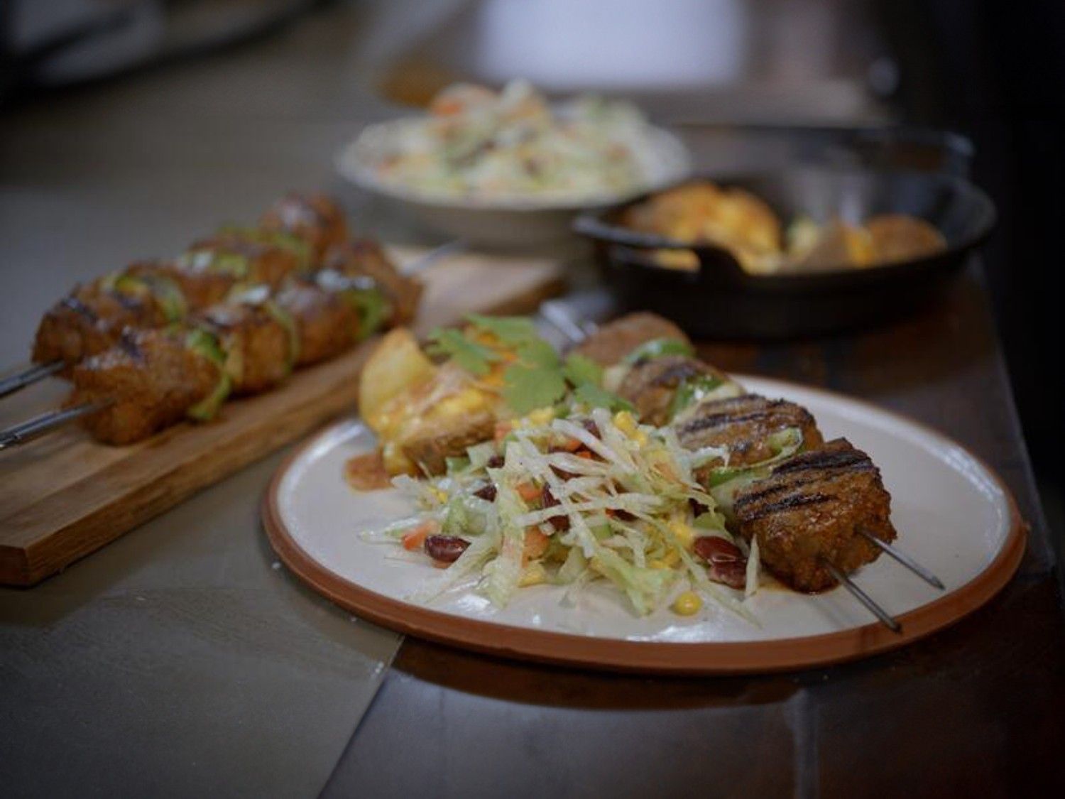 Tex-mex rundsbrochette met gevulde aardappel en Mexicaanse salade