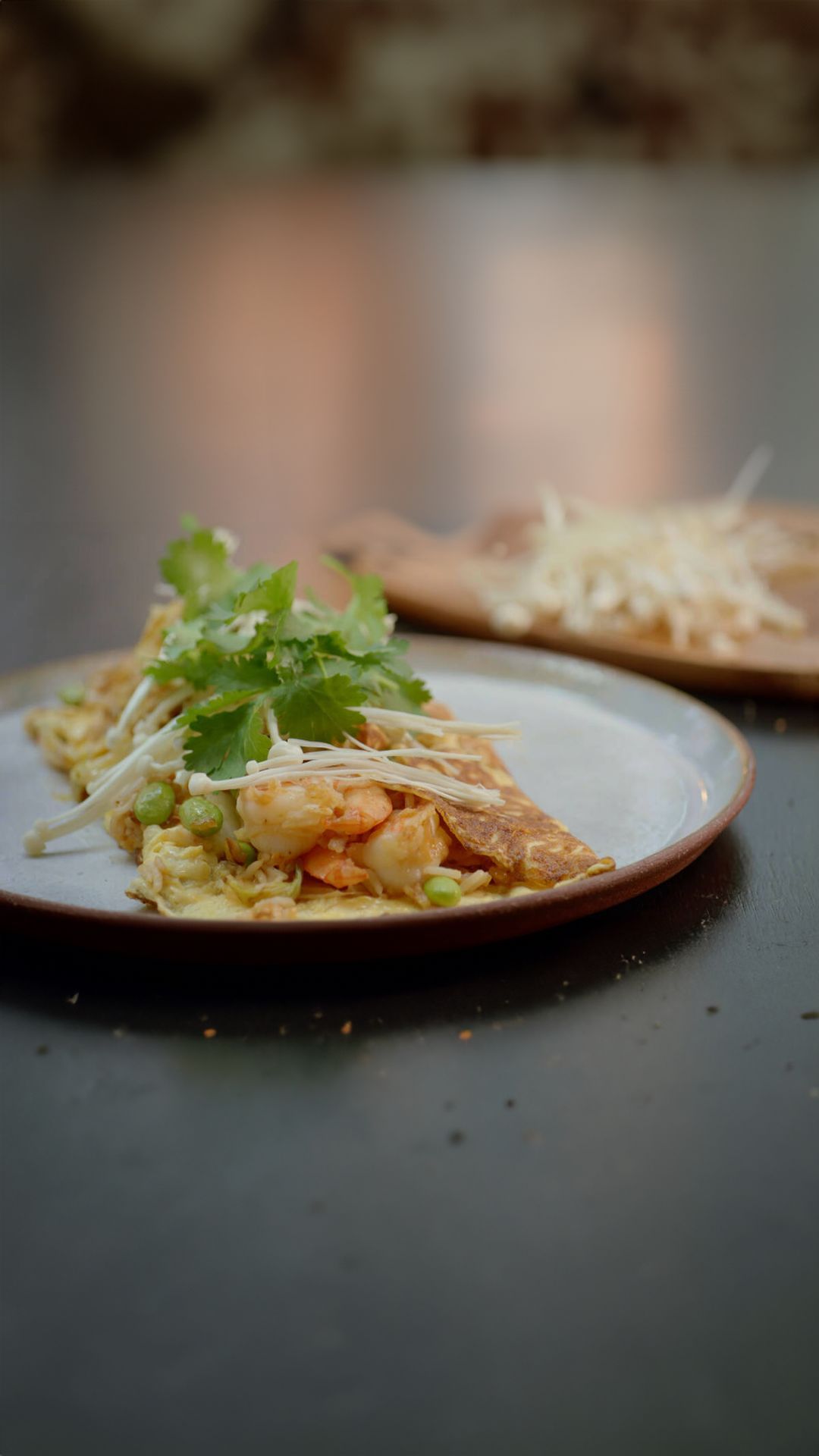 Gevulde omelet met nasi en tijgergarnalen