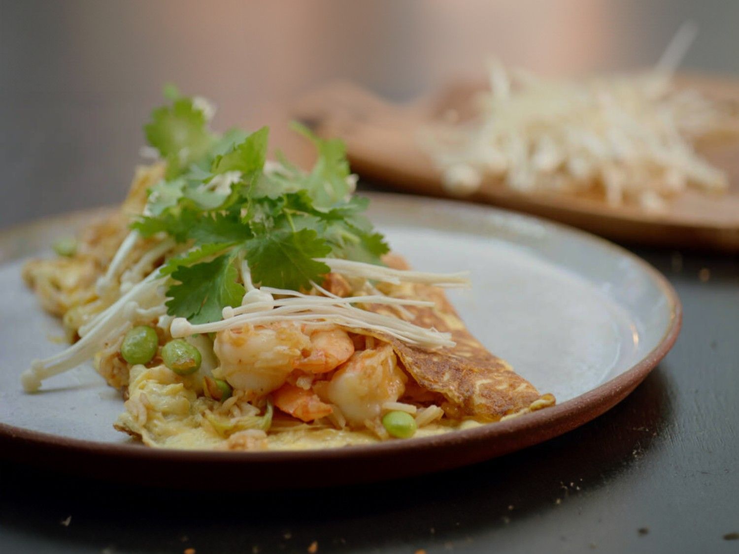 Gevulde omelet met nasi en tijgergarnalen