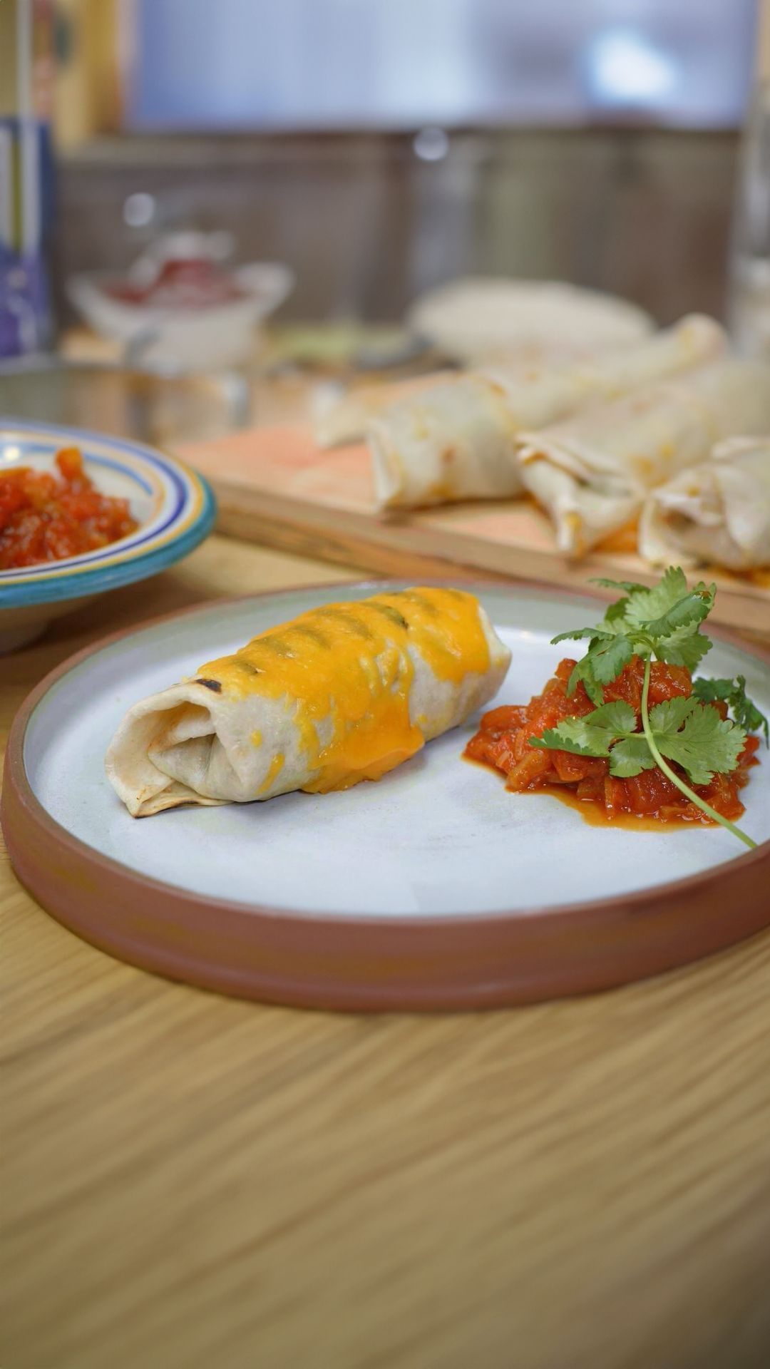Vegetarische burrito met quinoa en chutney van tomaat en paprika