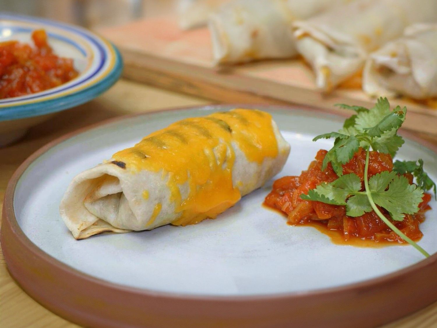 Vegetarische burrito met quinoa en chutney van tomaat en paprika