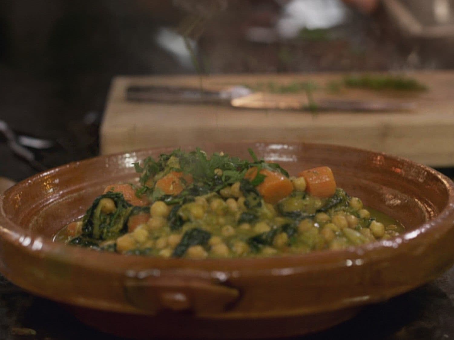 Stoofpot van kikkererwten met spinazie en Spaanse picada