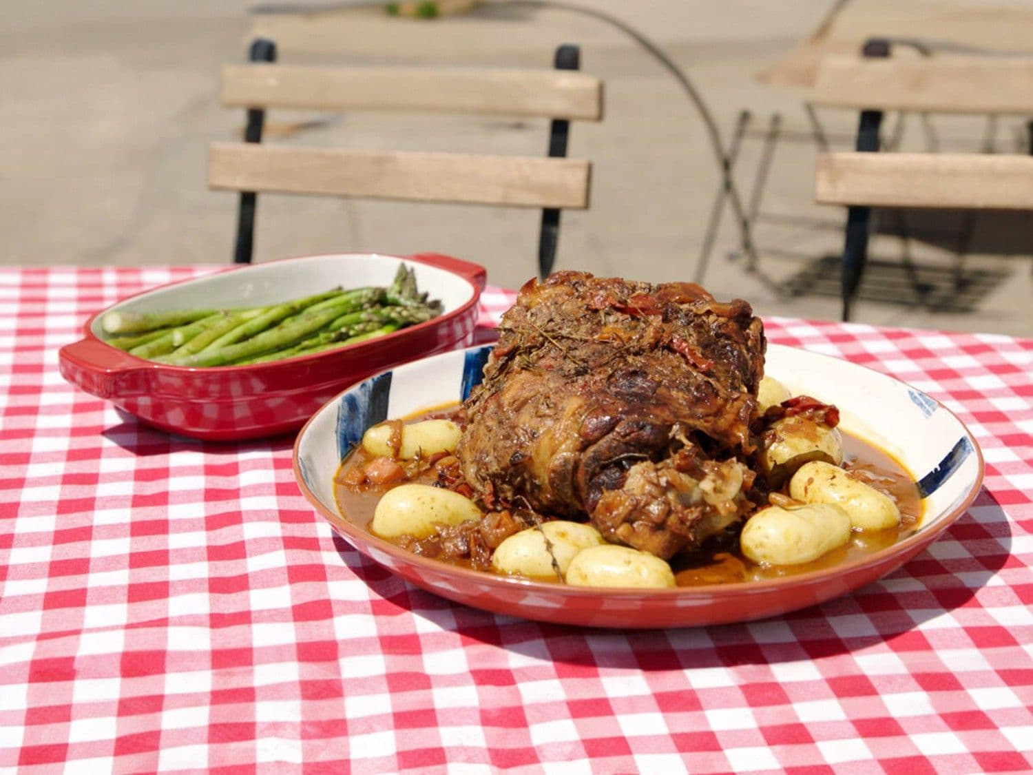 Lamsbout met gegrilde groene asperges
