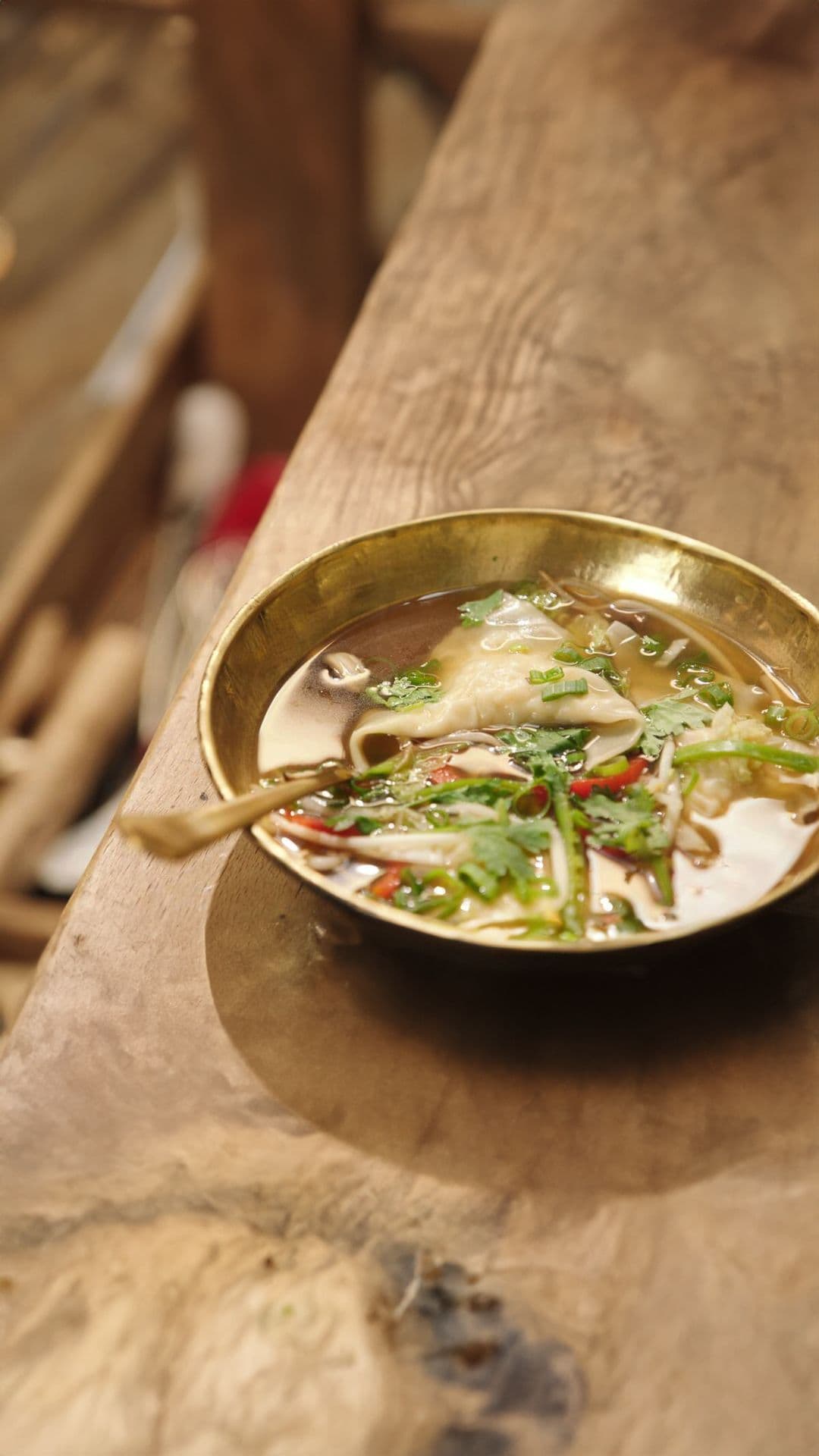 Wontons gevuld met pladijs in een Thaise groentesoep