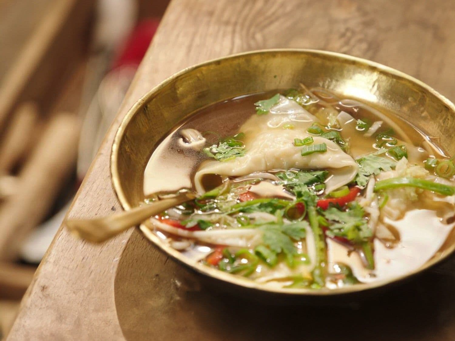 Wontons gevuld met pladijs in een Thaise groentesoep