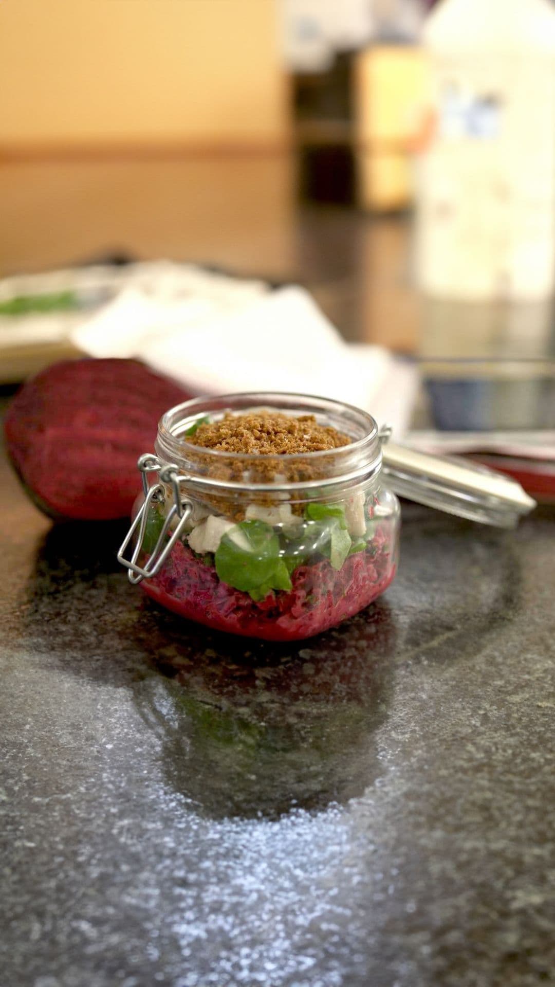 Salade van rode biet, appel en zure haring