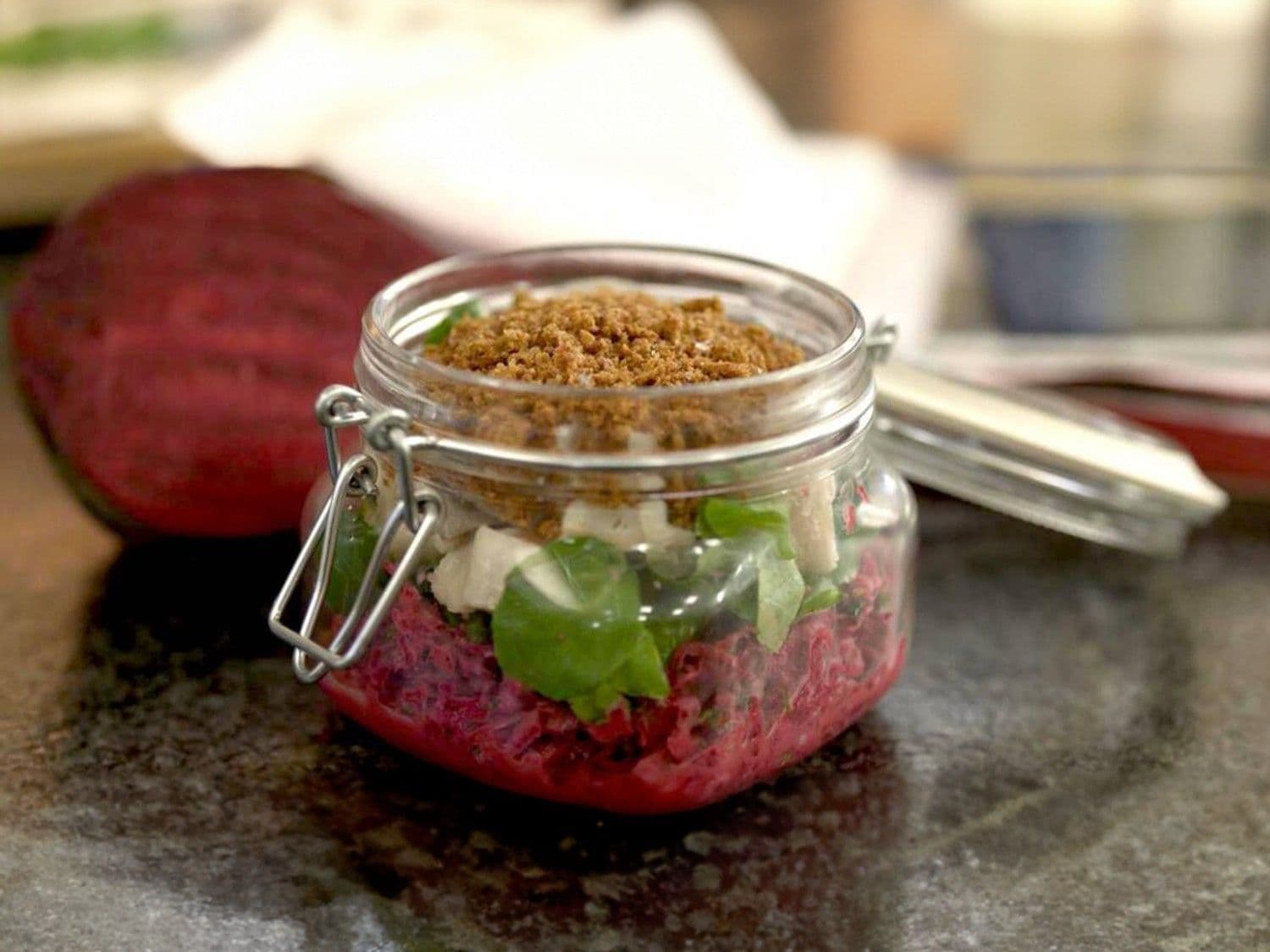 Salade van rode biet, appel en zure haring