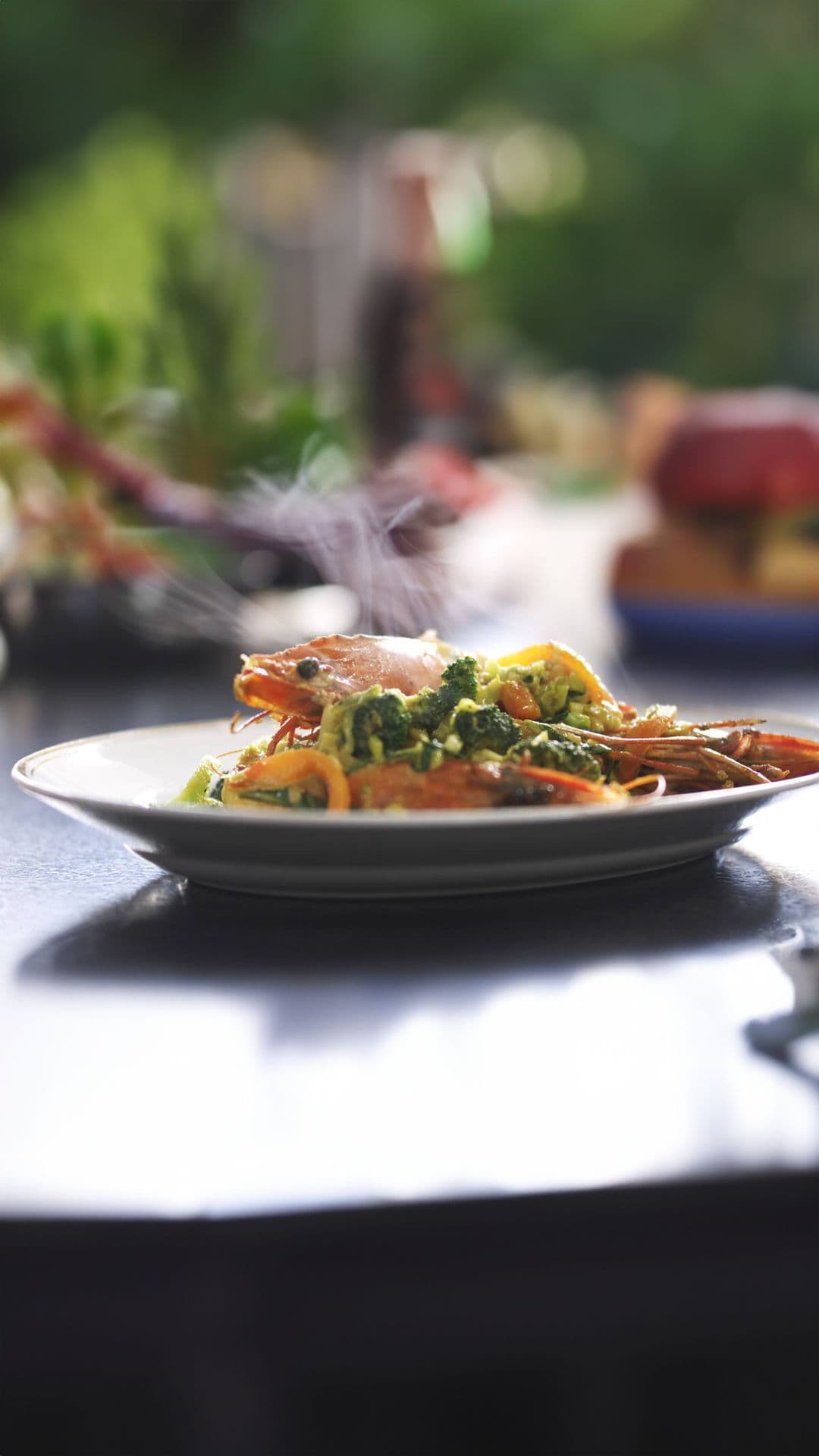 Wok met gamba's, broccoli en dragon
