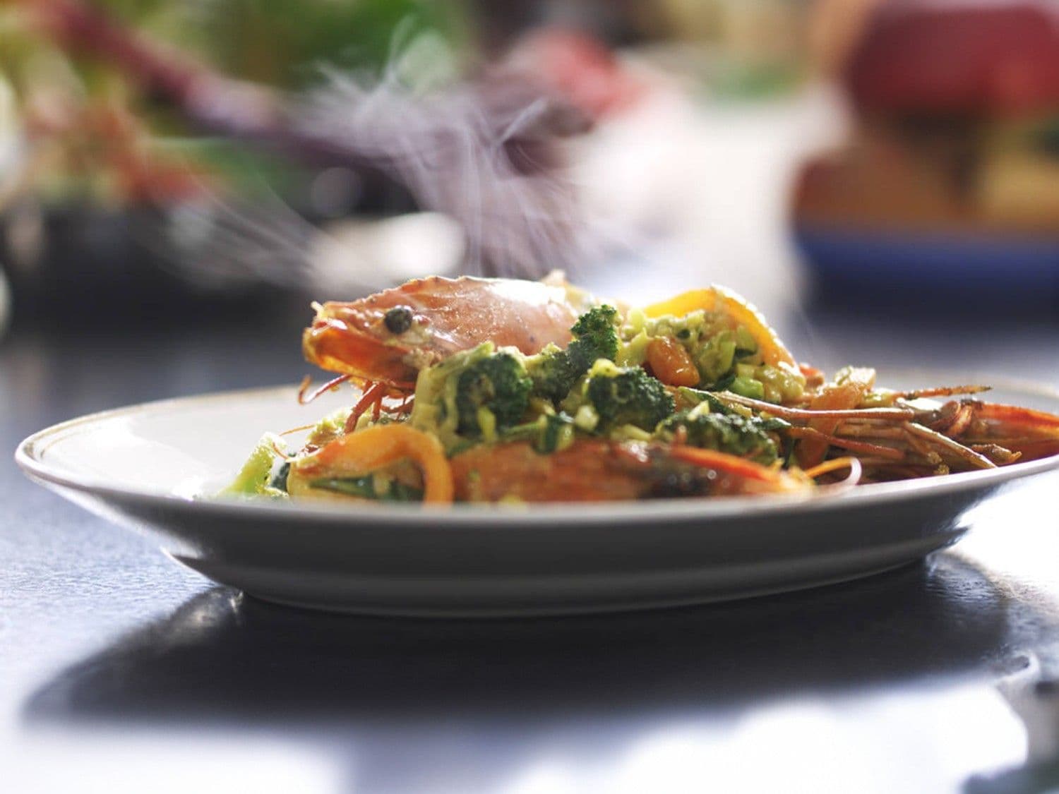 Wok met gamba's, broccoli en dragon